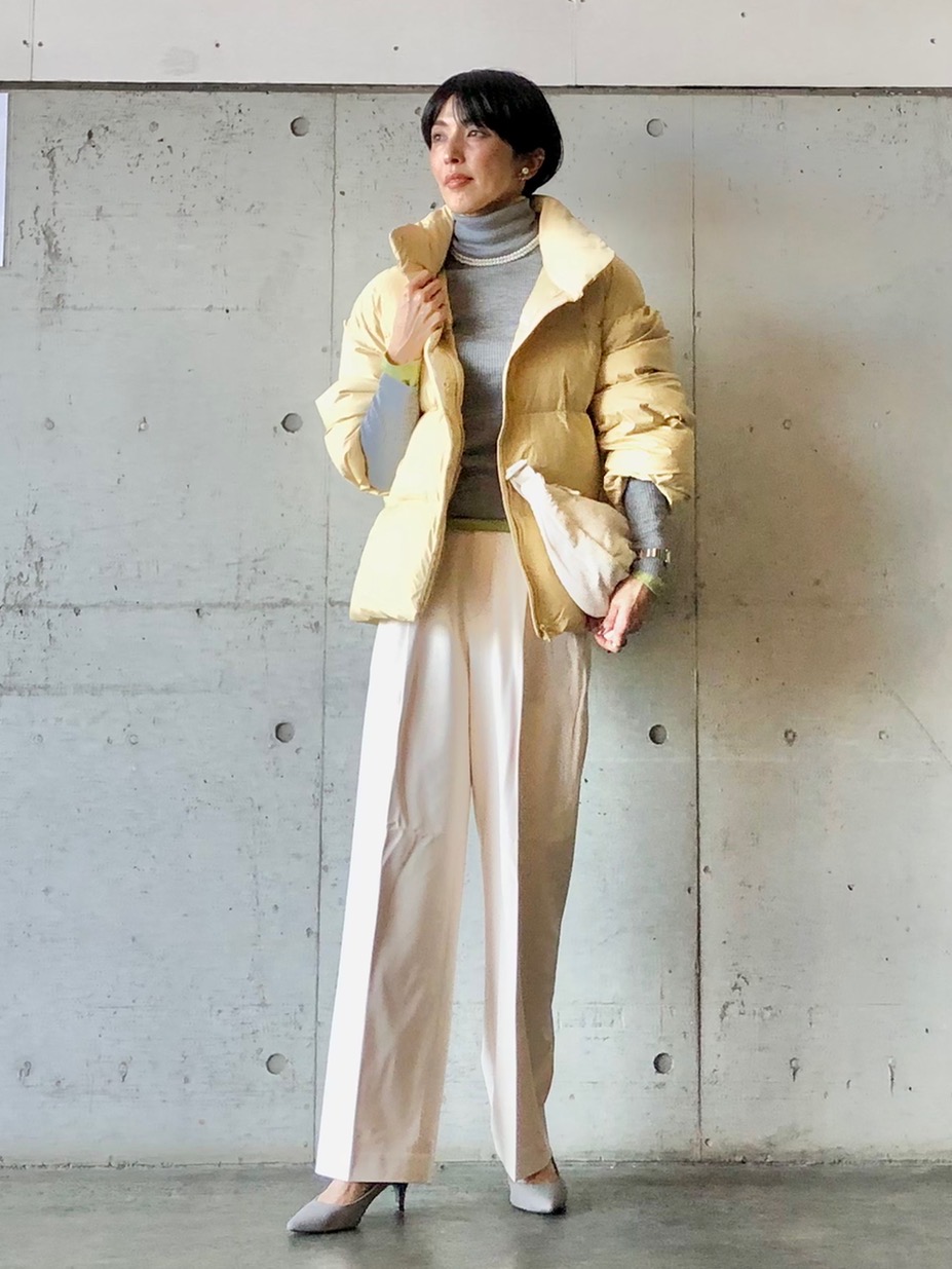 リブハイネックT、リサイクルハイブリッドダウンジャケット」の着用