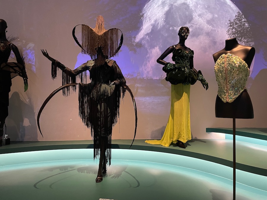 ティエリー・ミュグレー：クチュリシム」展がブルックリン美術館で開催