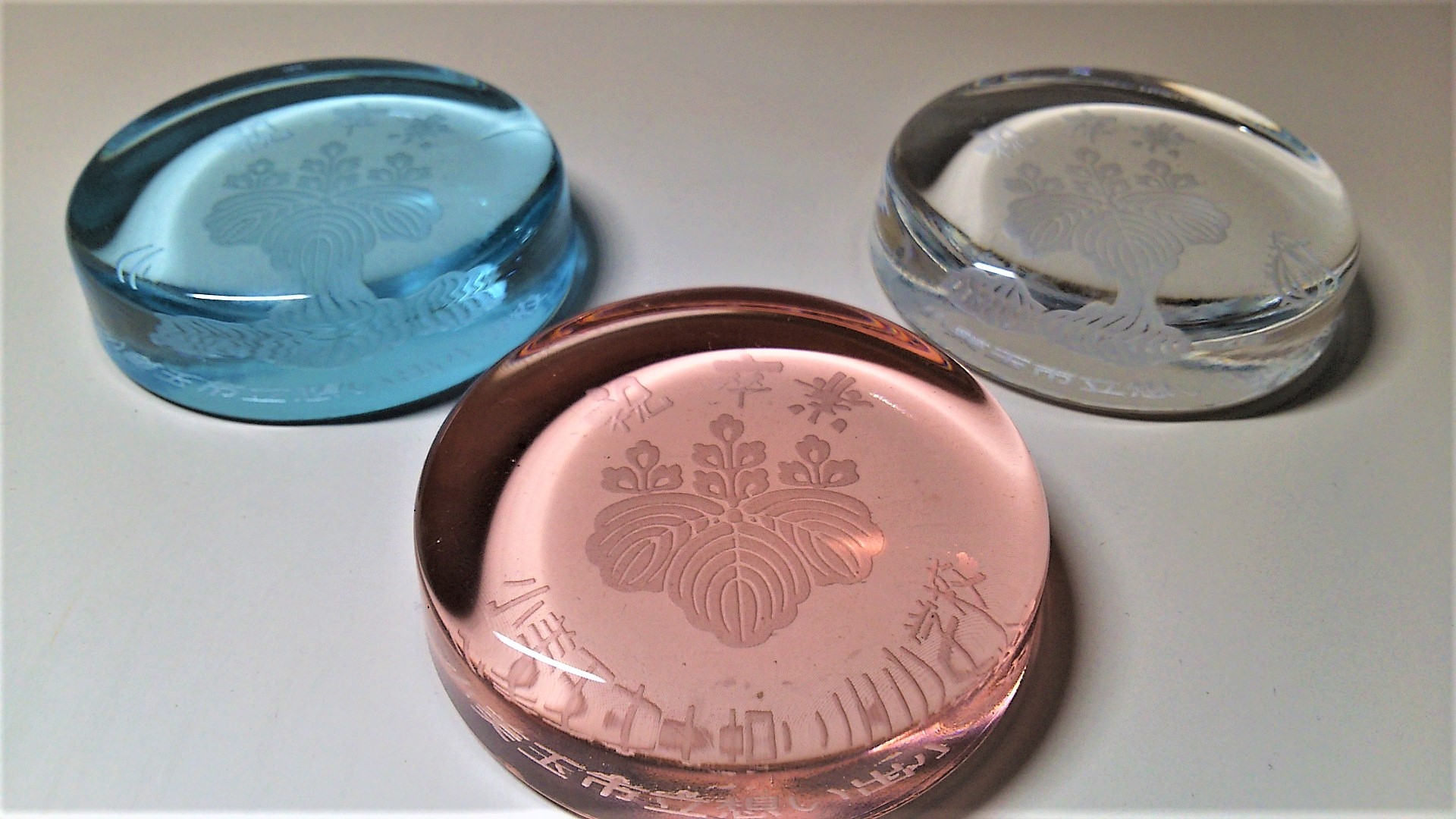 国産硝子ペーパーウェイト（クリア、ピンク、ブルー、グリーン