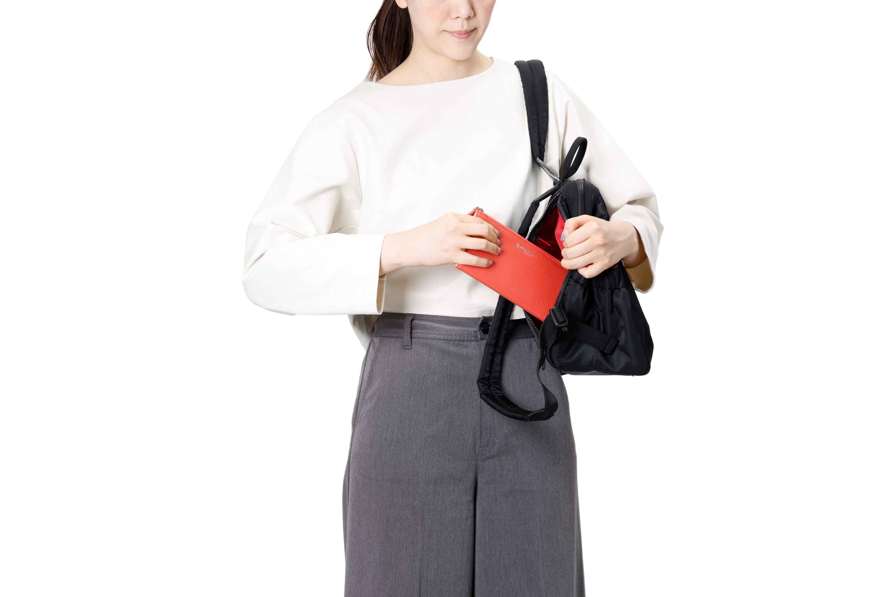Compact backpack with wide clasp opening