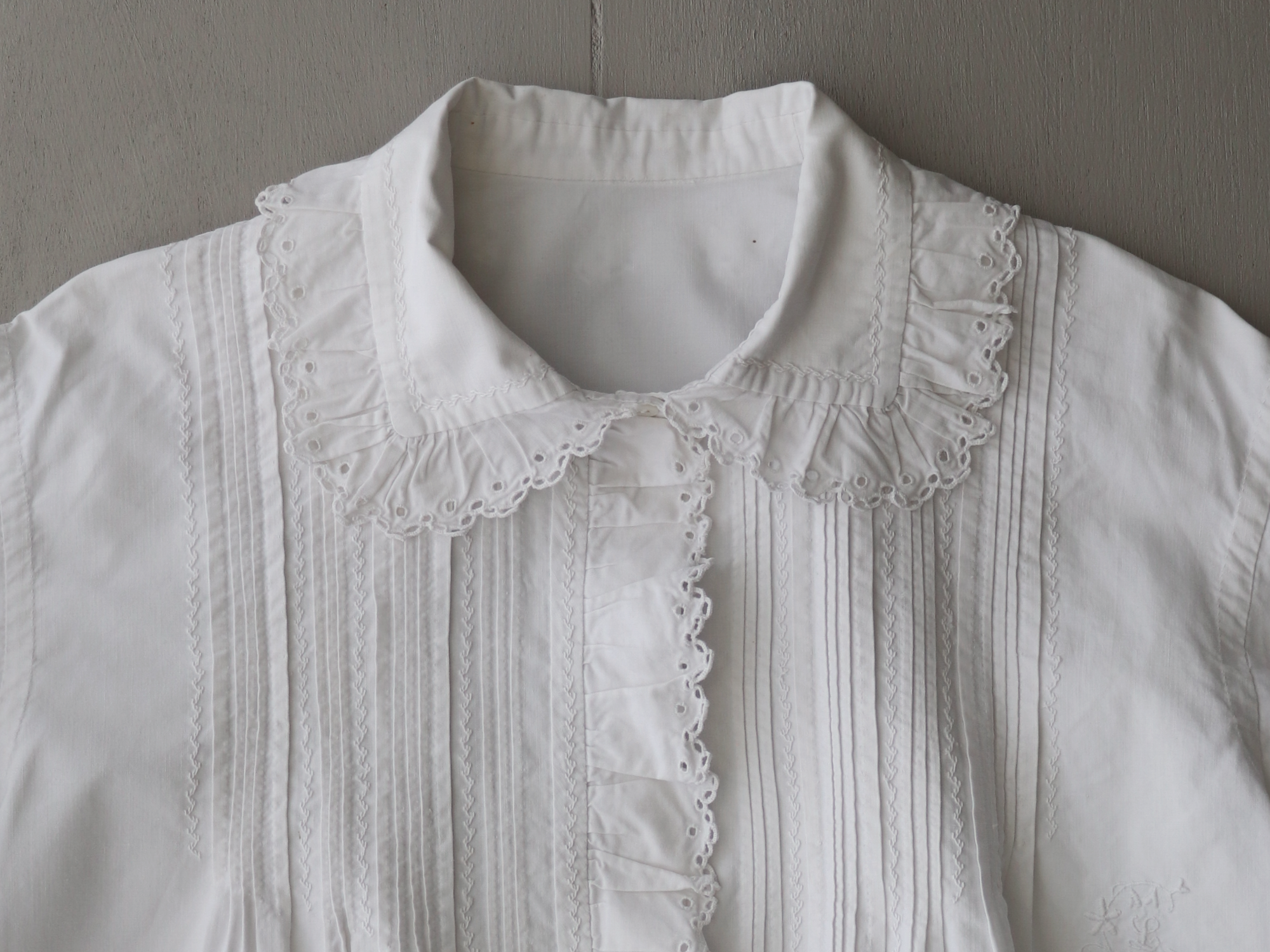 秋冬にも大活躍の定番アイテム、可憐なフランスのアンティークブラウス