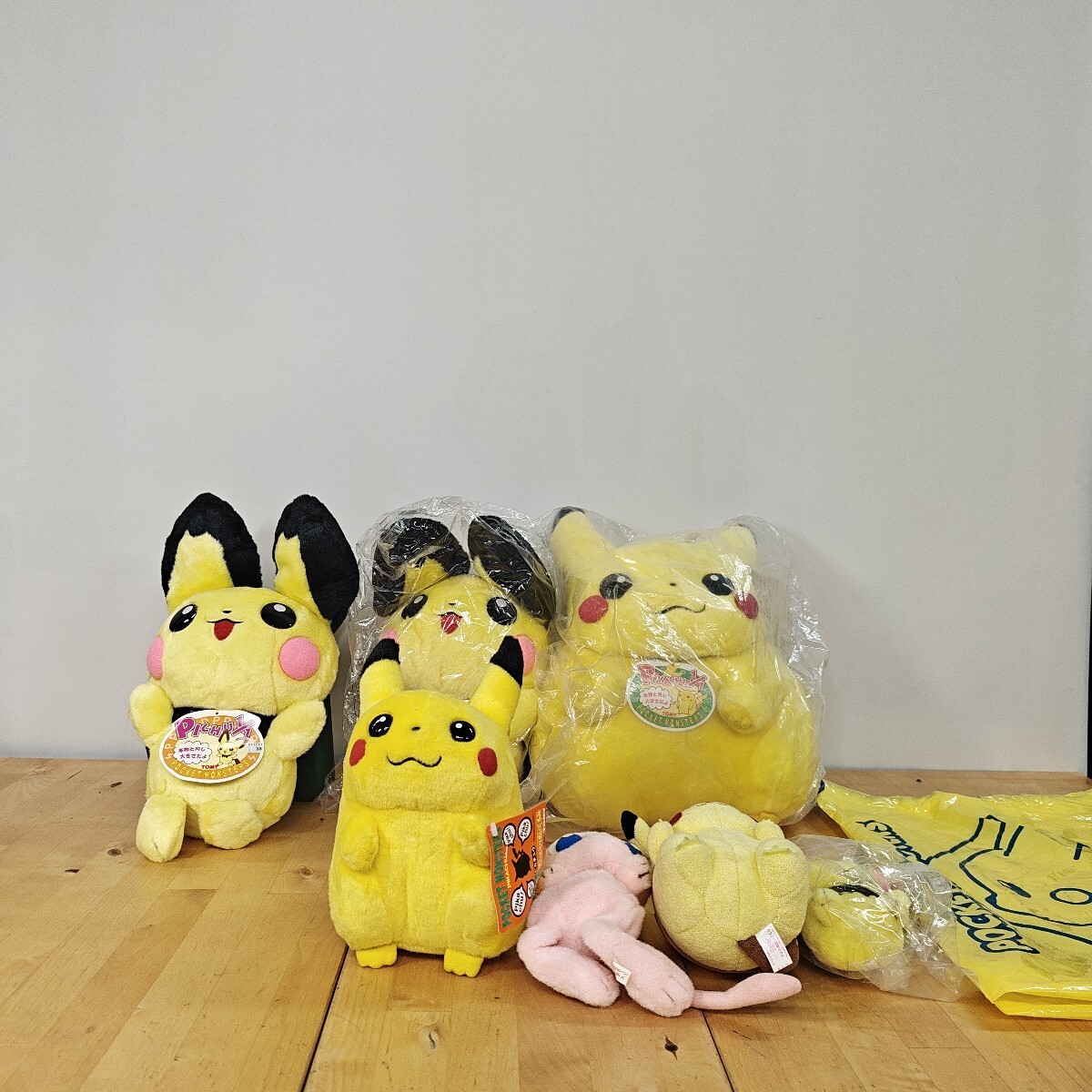 Yahoo!オークション -「tomy ぬいぐるみ ピカチュウ 初期」の落札相場