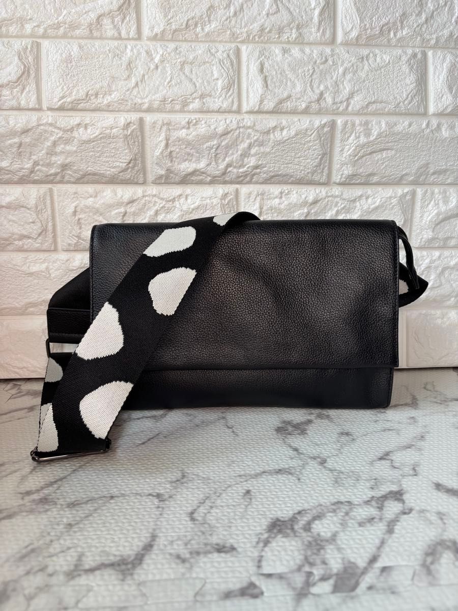 美品 イアパピヨネ 柄ワイドテープショルダーバッグ ボディバッグ