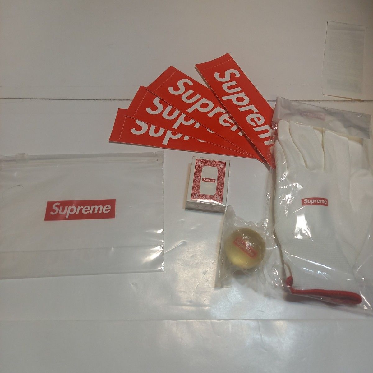 Supreme シュプリーム 雑貨セット 時計 文具 フィギュア トランプ お香