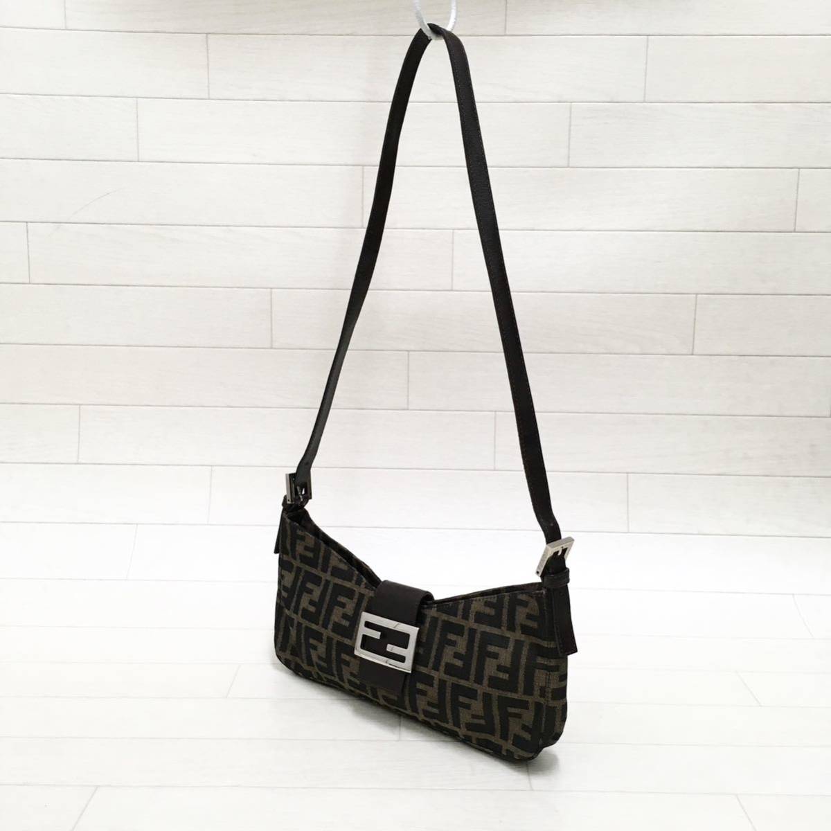 美品・シリアル付 FENDI マンマバケット ズッカ ショルダーバッグ