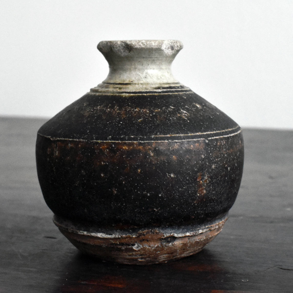 12～13世紀 東南アジア カンボジア クメール王朝 灰釉・黒褐釉二色掛け