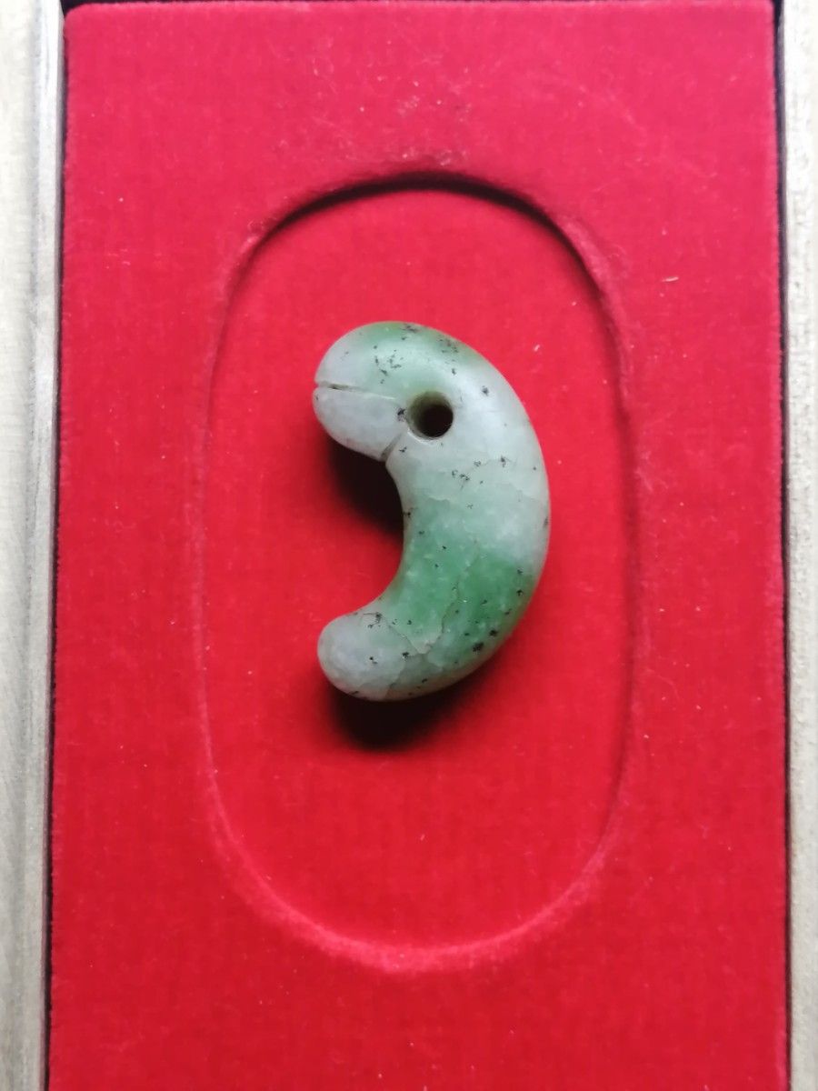 真正 古墳時代 翡翠勾玉 発掘品 古美術品 本物の古代翡翠の勾玉です