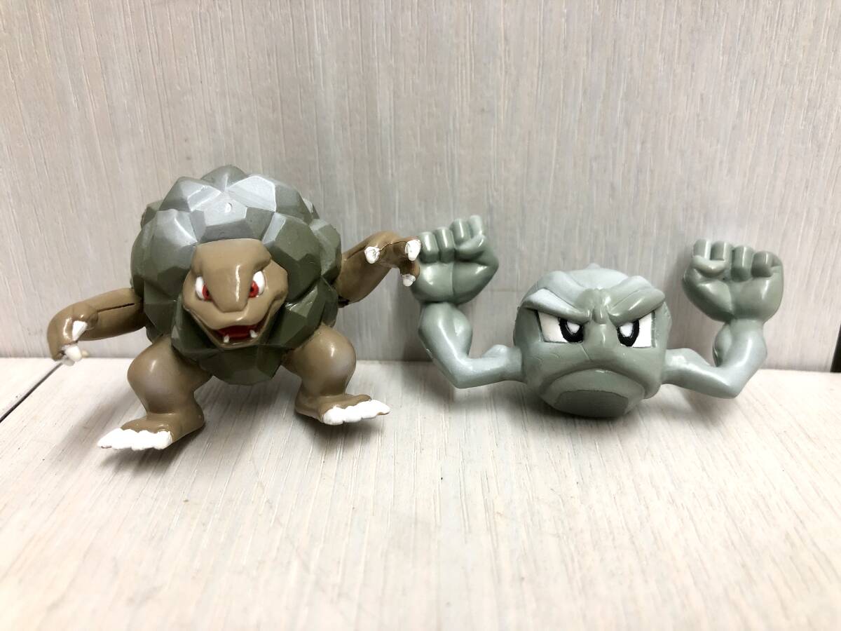 送料無料 モンコレ 2体 TOMY トミー ポケモン イシツブテ ゴローニャ