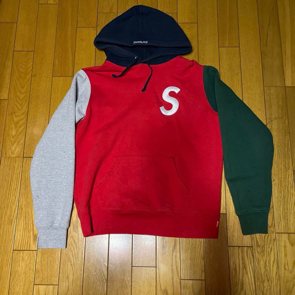 シュプリーム 刺繍Sロゴ マルチカラー 切替パーカー人気デザイン