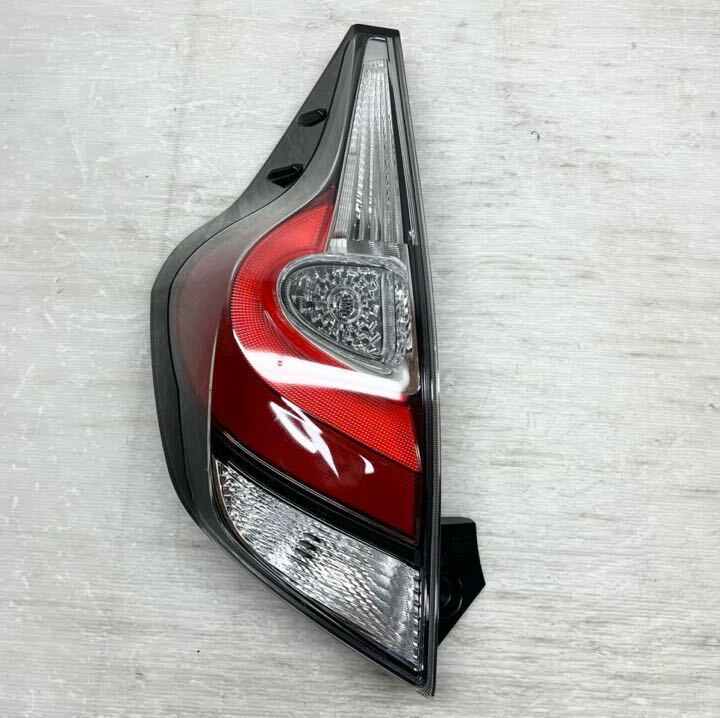 送料込 即決 アクア NHP10 後期 純正 左 テールライト ランプ 81561