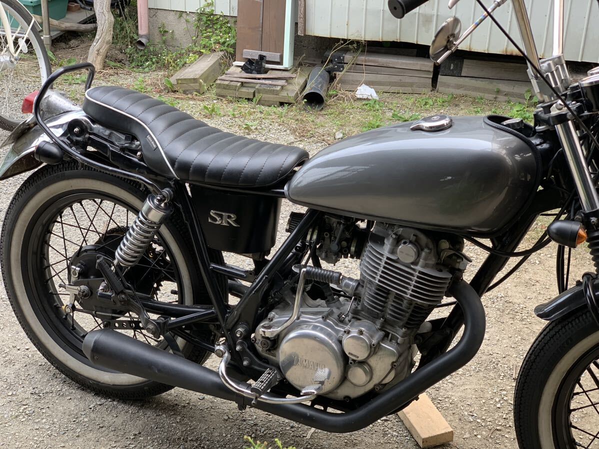 SR400 シート 黒白 Nitro Heads タックロール コブラシート ボバー