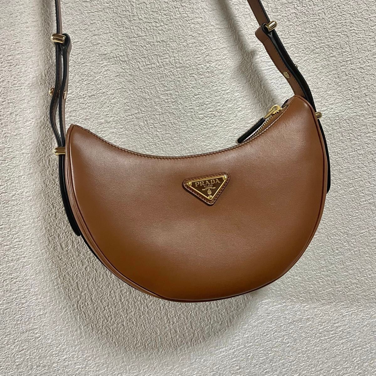 プラダ prada アーケ ブラウン ショルダーバッグ ハーフムーンバッグ