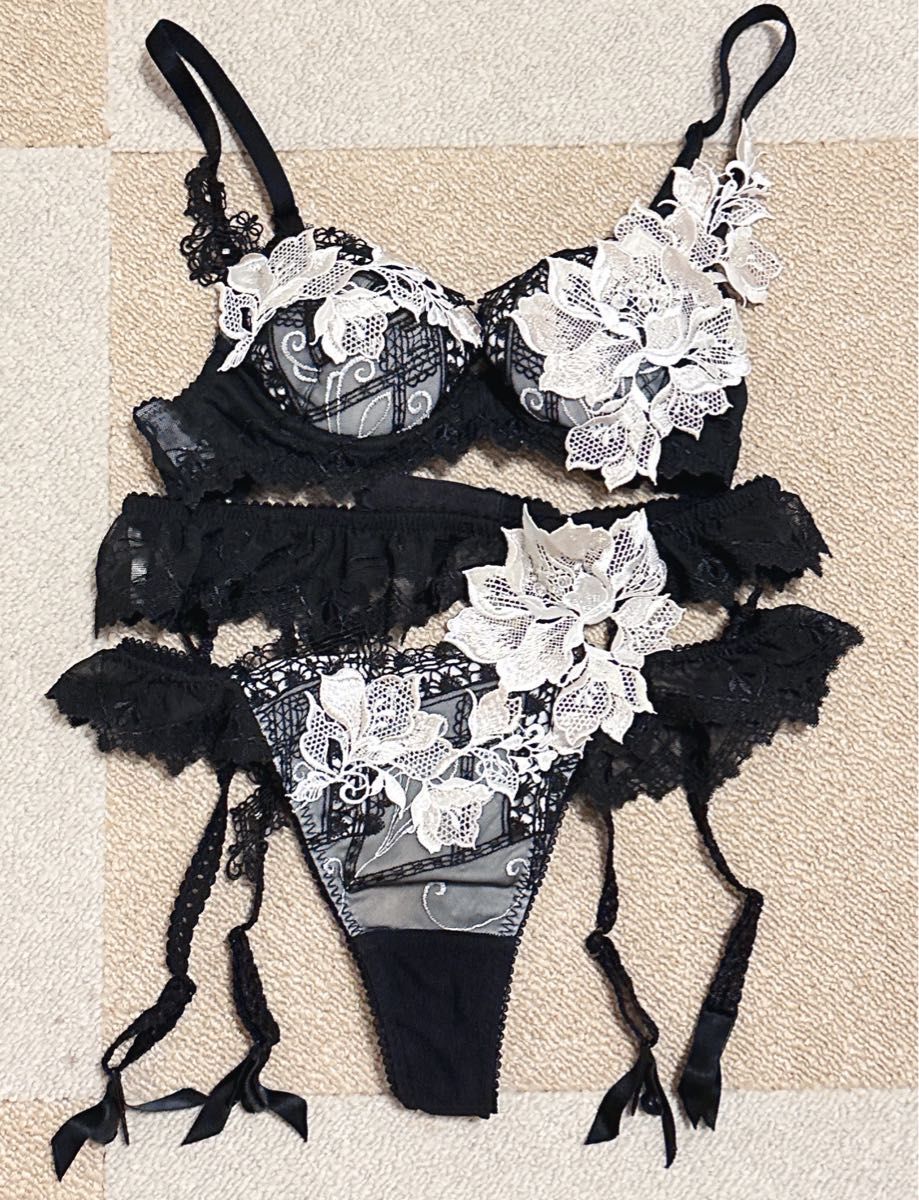 サルート 04 ブラ&ソング&ガーターベルト セット B65 黒 / ワコール