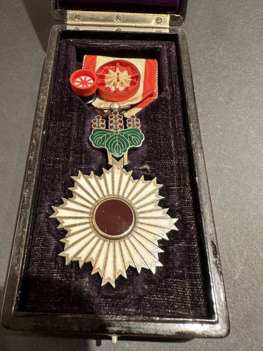 Yahoo!オークション - 勲四等旭日小綬章 勲章 当時物 ケース付き 1