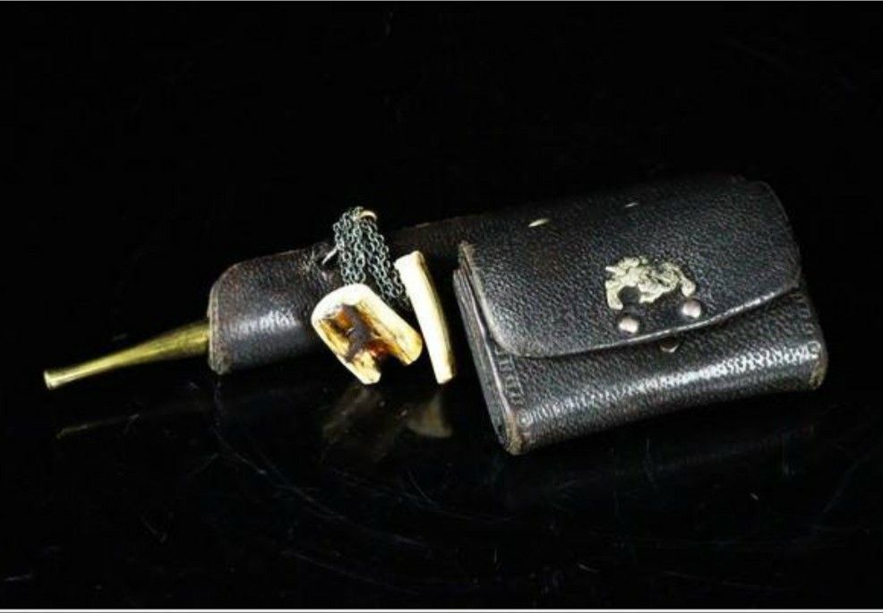 江戸後期～明治期 銀獅子図金具煙草入れ 喫煙具 提げ物 緒締め 時代物