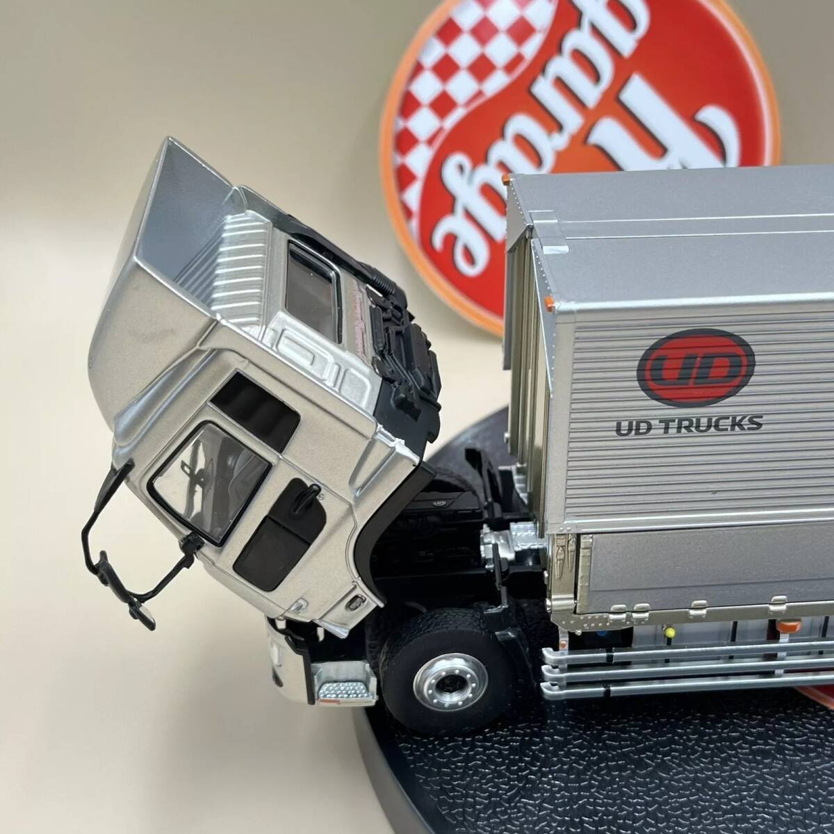 1/43 京商 UD Trucks UDトラック Heavy Duty Truck Quon silver