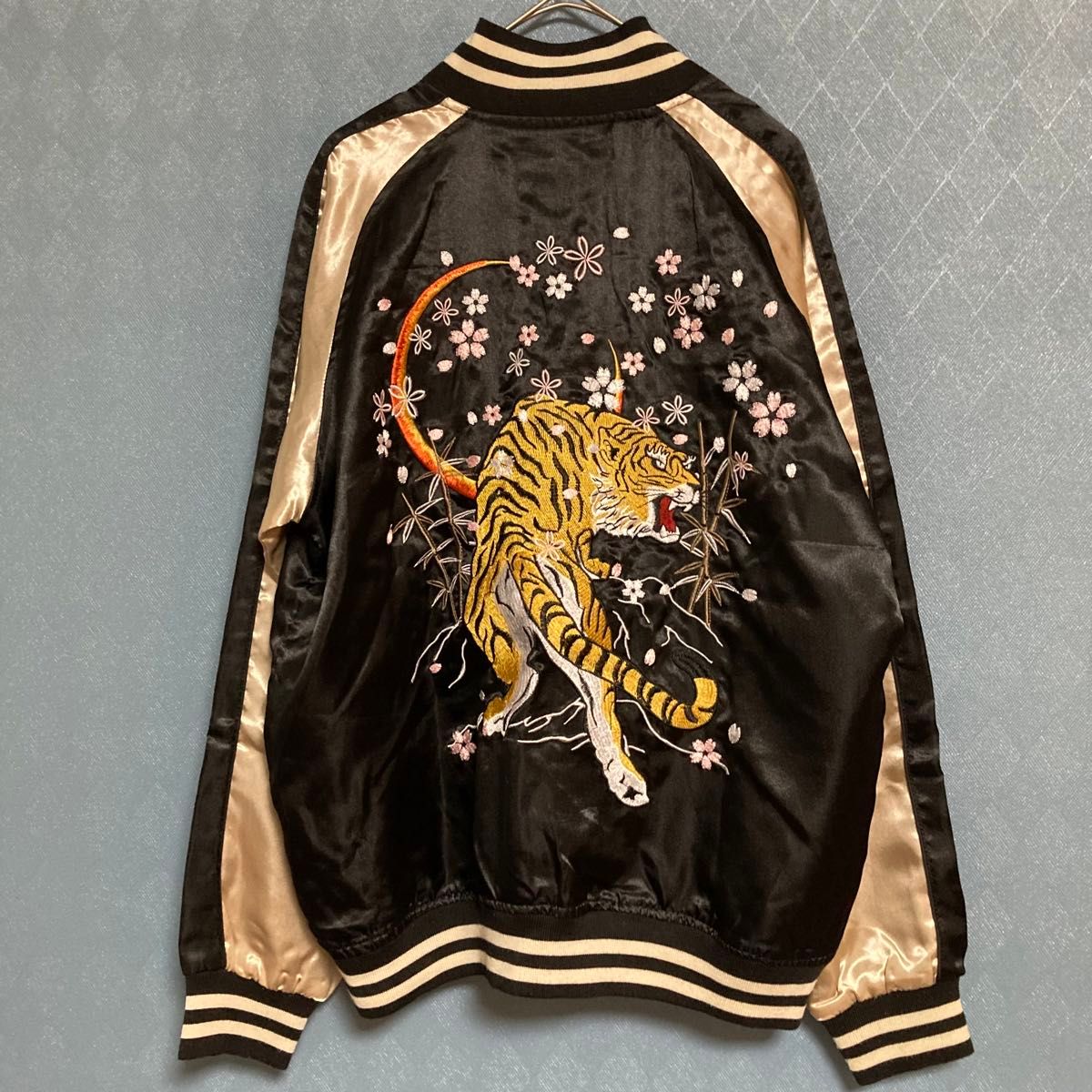 スカジャン 虎 桜 一心如鏡 和柄 刺繍 黒 金 Mサイズ ブルゾン サテン