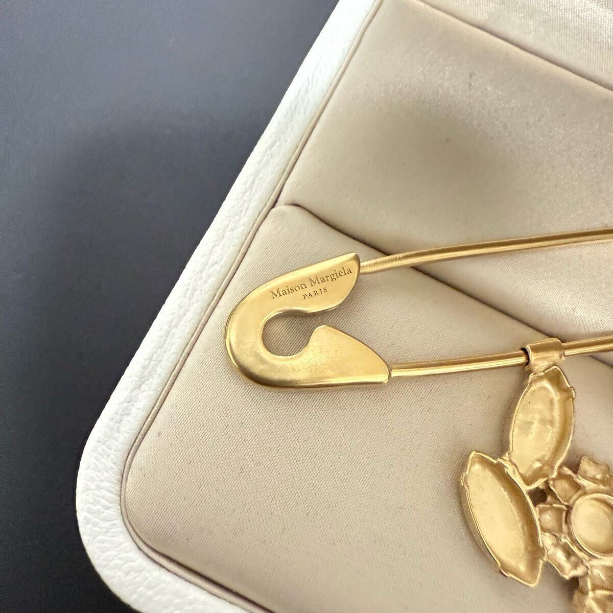 メゾンマルジェラ maison margiela ブローチ アクセサリー ゴールド