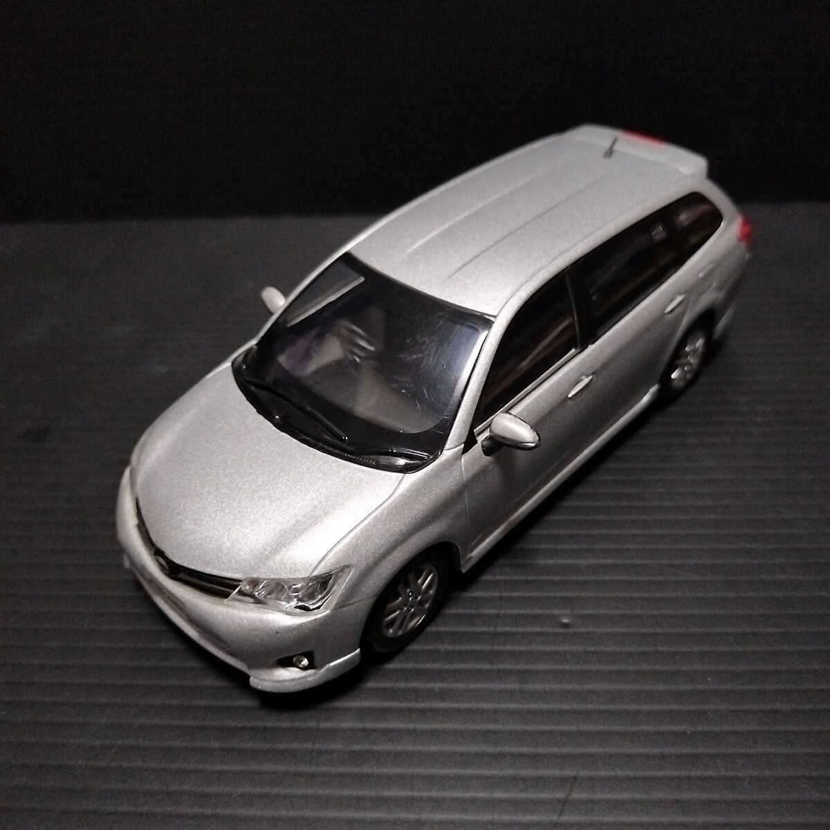 カラーサンプル「1/30 corolla fielder シルバーメタリック」TOYOTA