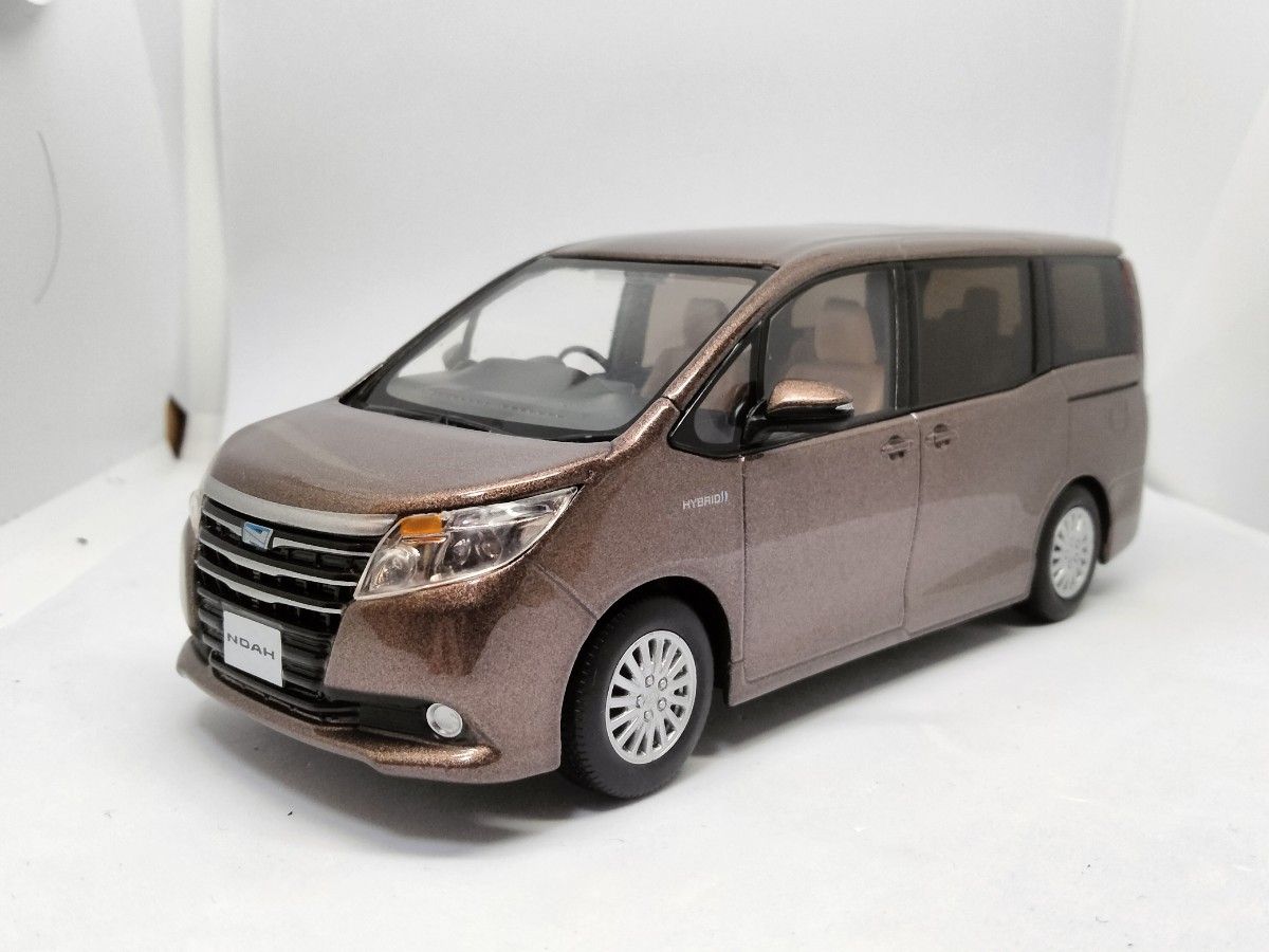 80前期ノア カラーサンプル 1/30 ミニカー 色見本 店頭展示用ミニカー