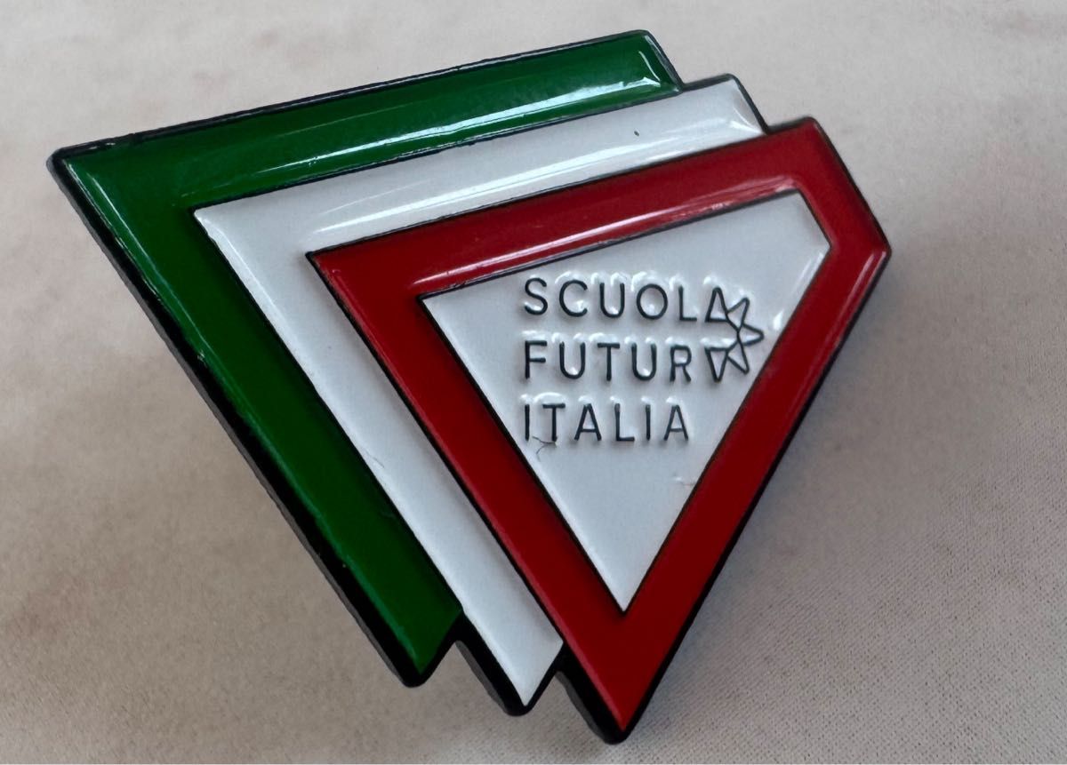 激レア 万博 イタリア館SCUOL FUTUR ITALIA ピンバッジ｜Yahoo!フリマ
