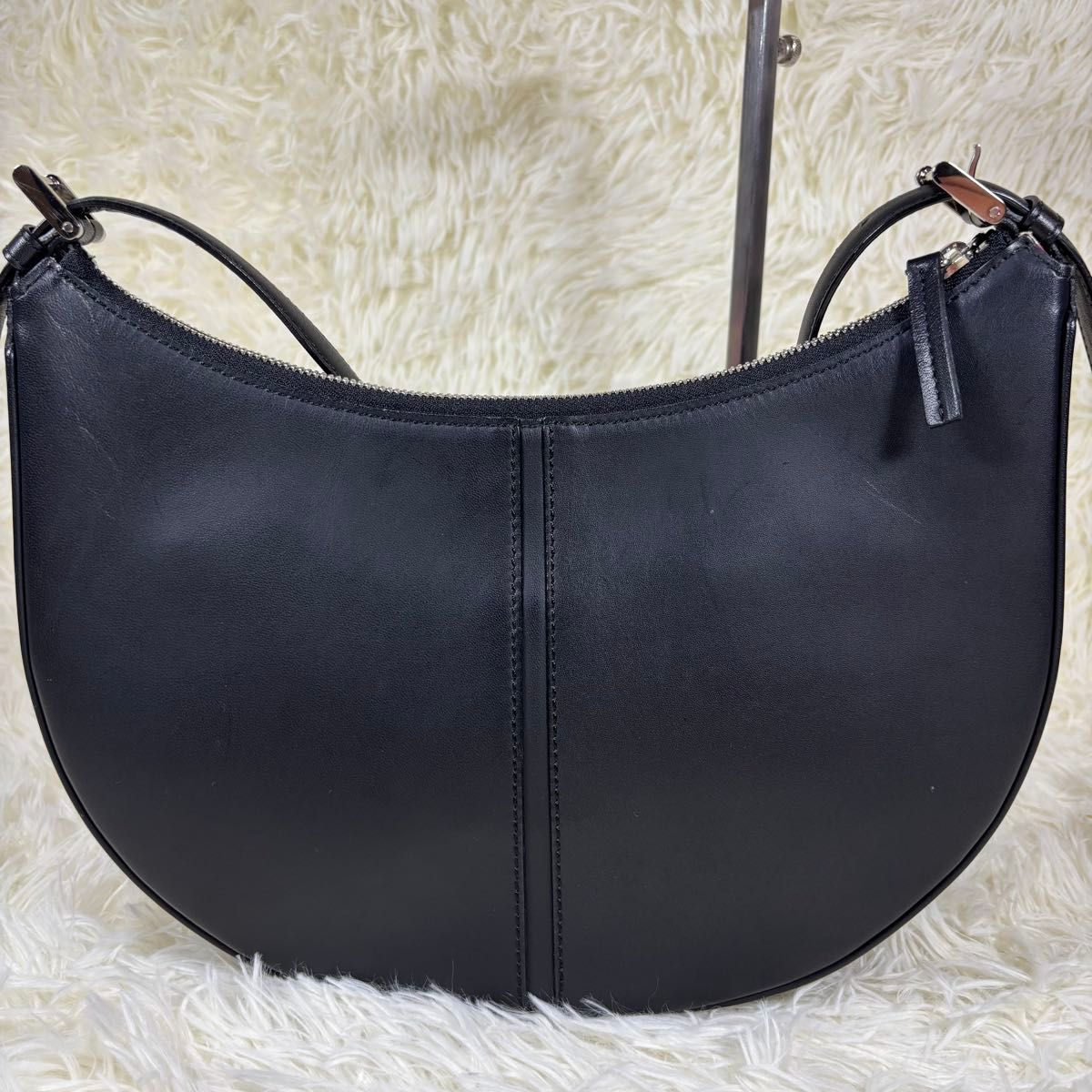 美品】 バーバリー ハーフムーンバッグ ワンショルダーバッグ ノバ