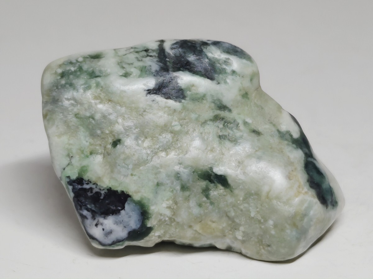 白緑黒】 89g 翡翠 ヒスイ 原石 翡翠原石 鑑賞石 自然石 誕生石 鉱石