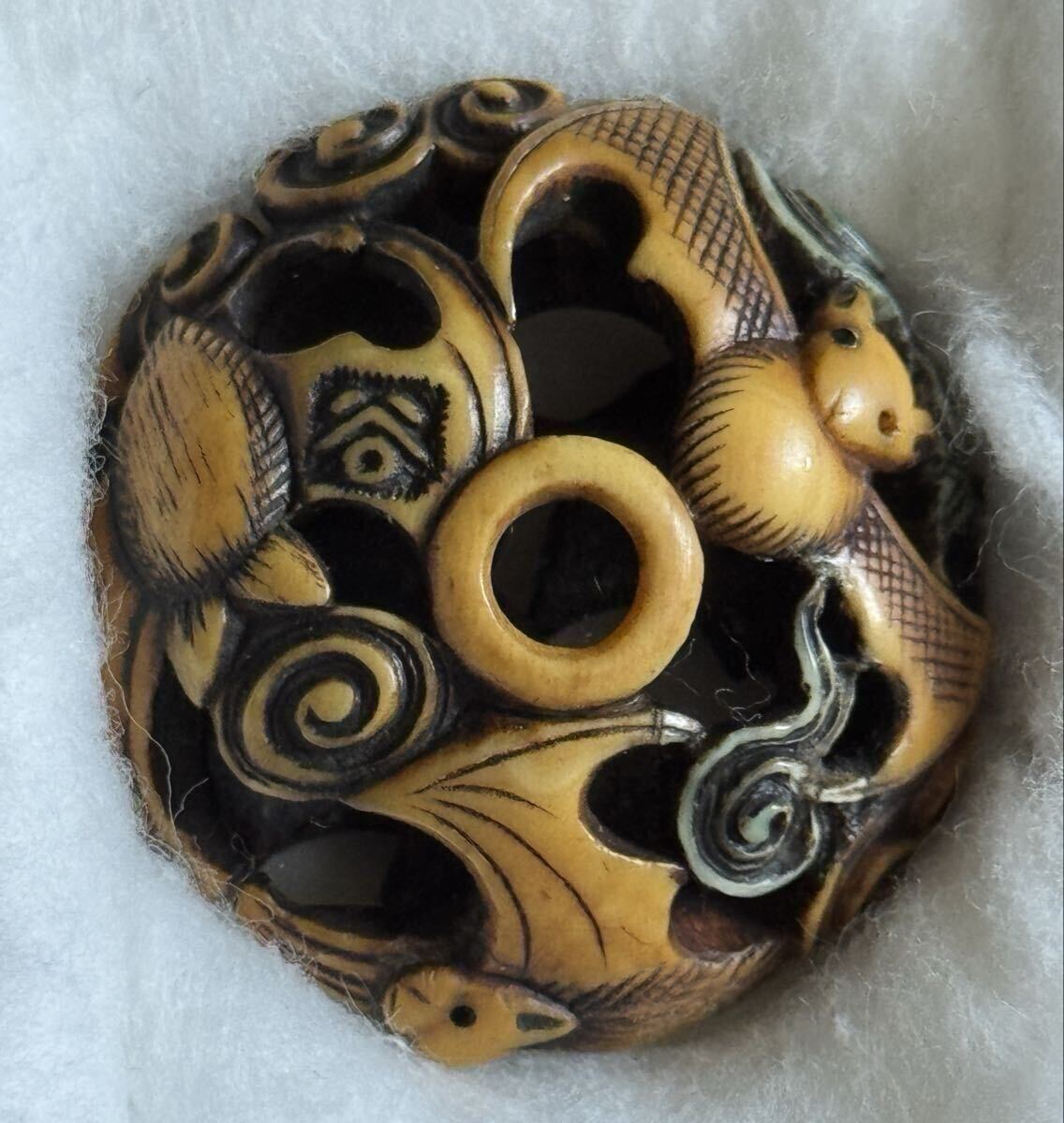 谷斎「六蝙蝠図透饅頭根付」鹿角製 浅草派 江戸の粋 古根付 近代根付
