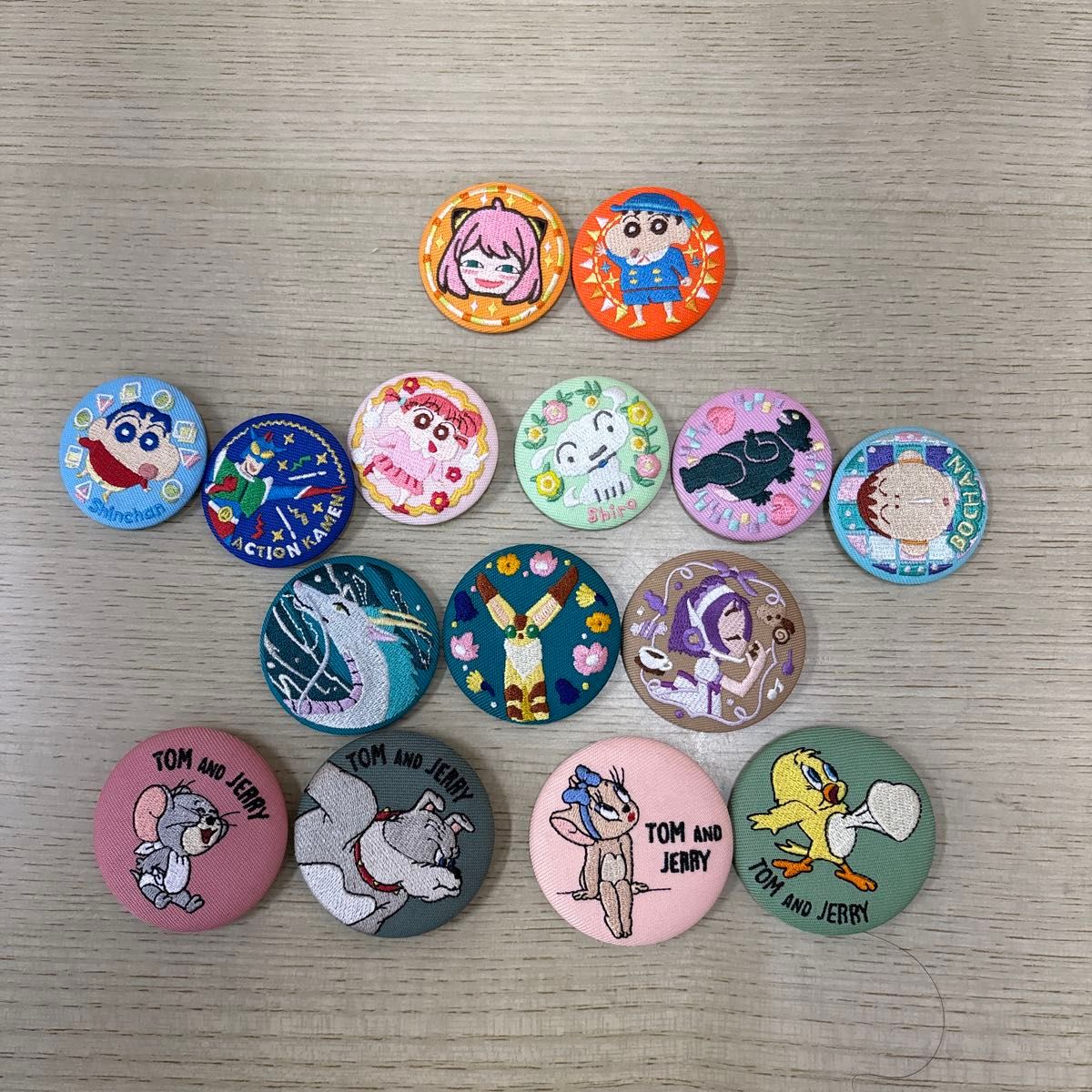 刺繍缶バッジ 15個セット クレヨンしんちゃん トムとジェリー 他