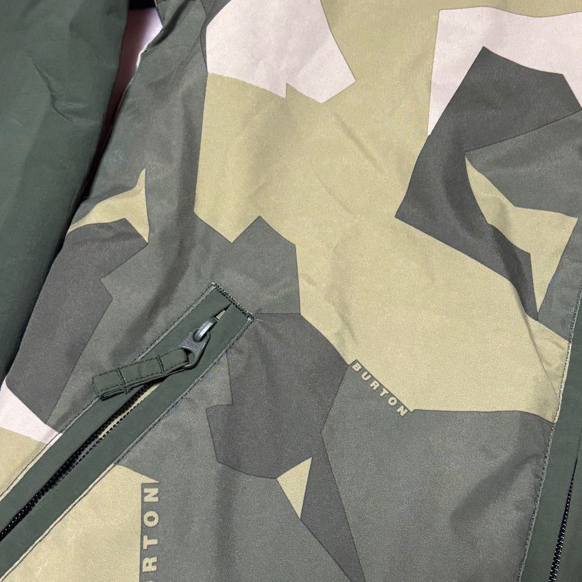 美品】BURTON キッズM スノーボードジャケット ROOM TO GROW機能付