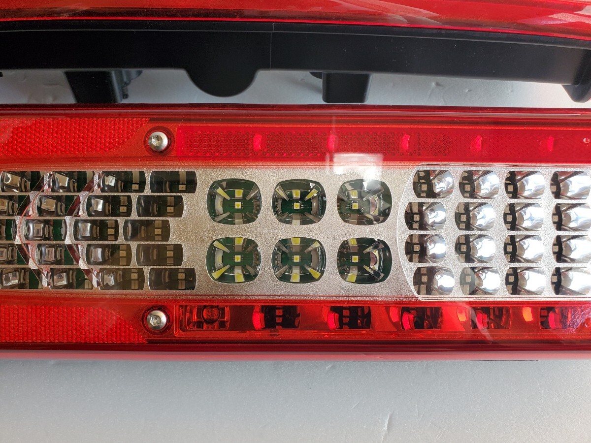 新車外し】【即日発送】UDクオン 純正テールランプ ボルボ VIGNAL LED