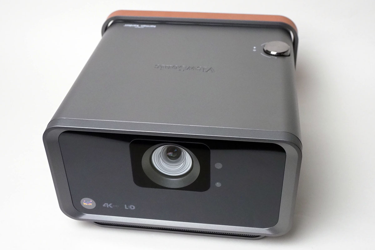 小型・低価格でも“驚異の明るさ”、ViewSonicの4K DLPプロジェクタ「X10