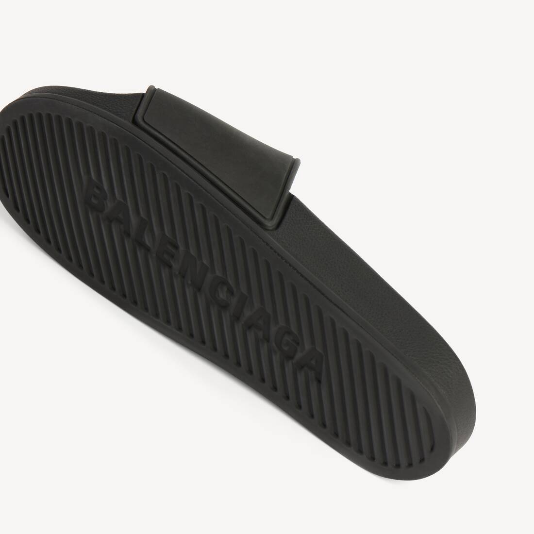 ブラック の メンズ Pool Slide サンダル | Balenciaga JP (バレンシアガ）
