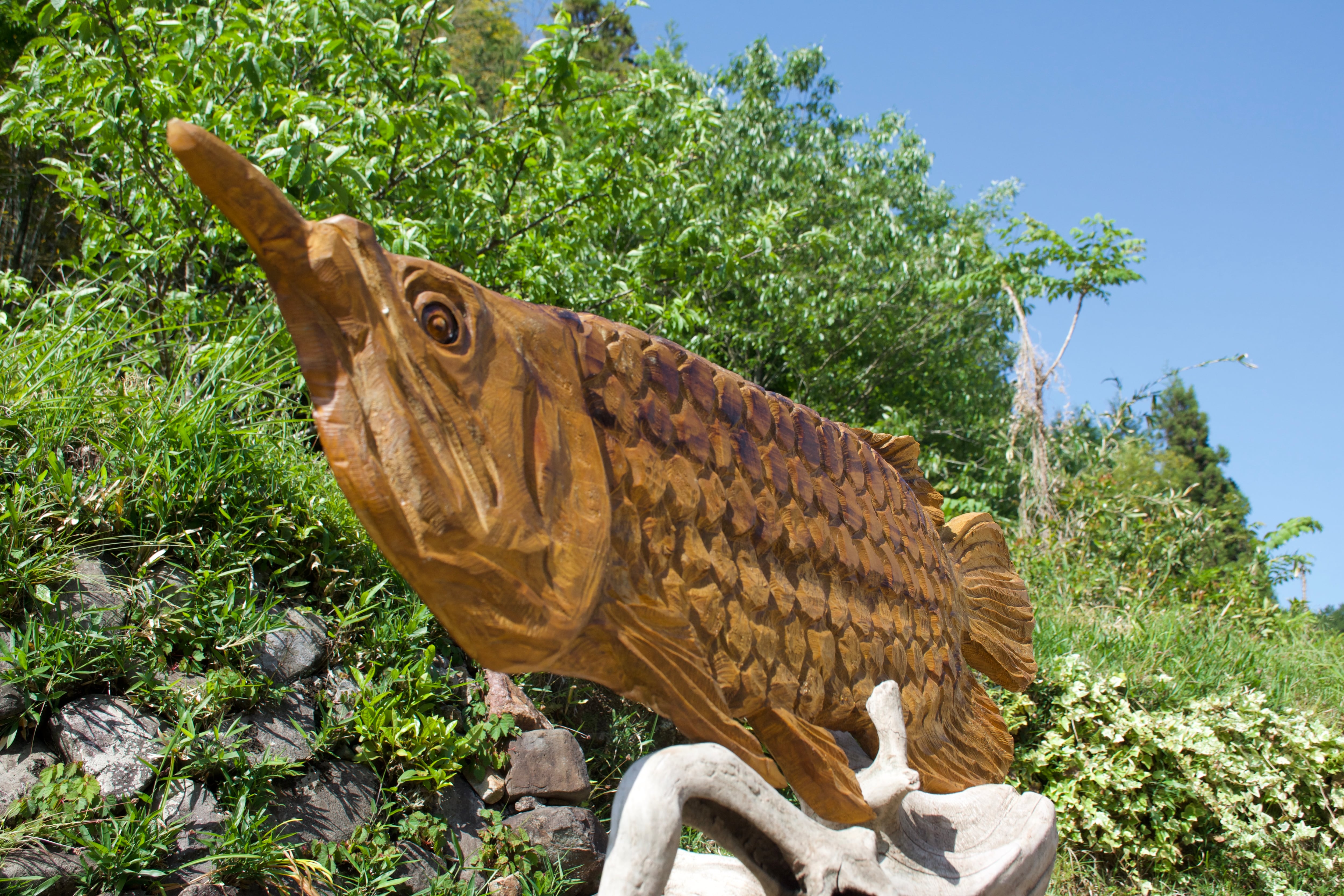 アロワナ 壁掛け チェーンソーアート彫刻作品 | チェンソーアート彫哲