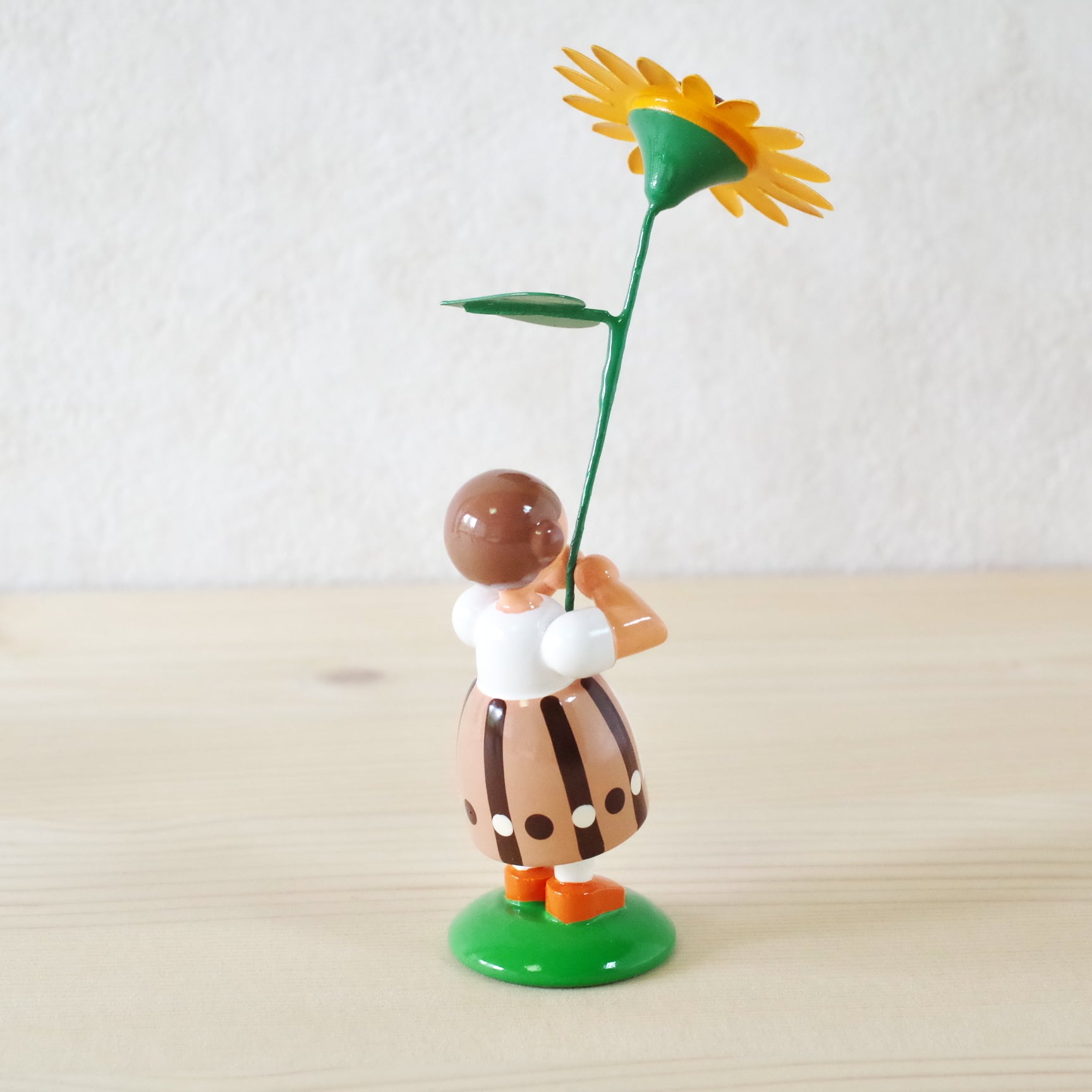 お花をもつ女の子 ひまわり | 木のおもちゃ専門店 おもちゃ箱 イカロス