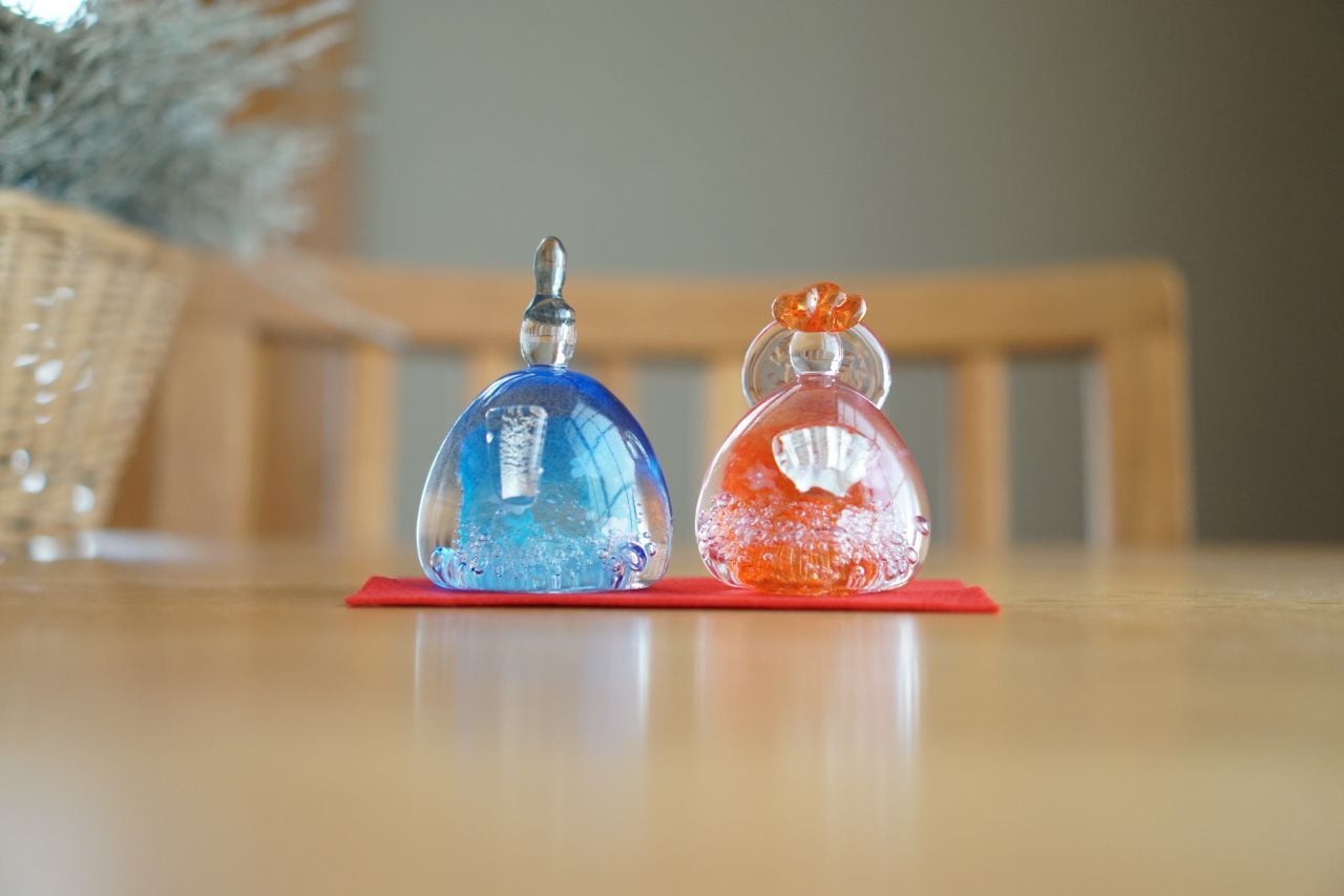 ガラス/雛人形/白花石雛(青/赤)/空西あかね | 砥部焼ギャラリー紫音