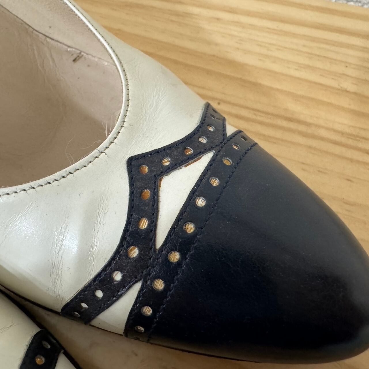 フェラガモ バイカラーパンプス 白×ネイビースムース 8 AAAA 使用感