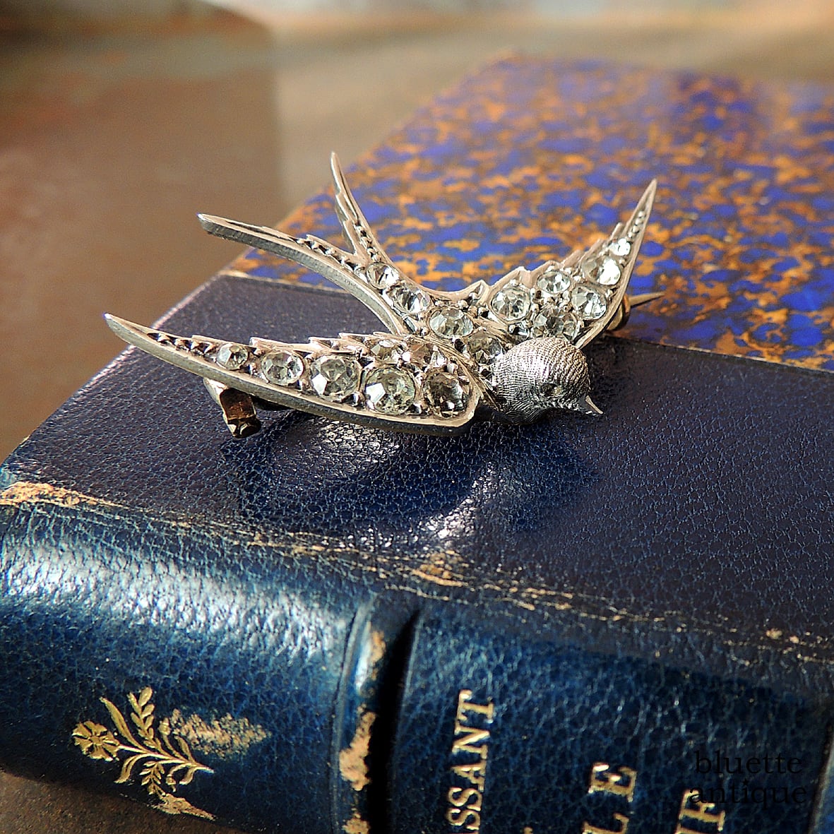 アンティーク シルバー レッドアイ ツバメブローチ | アンティーク