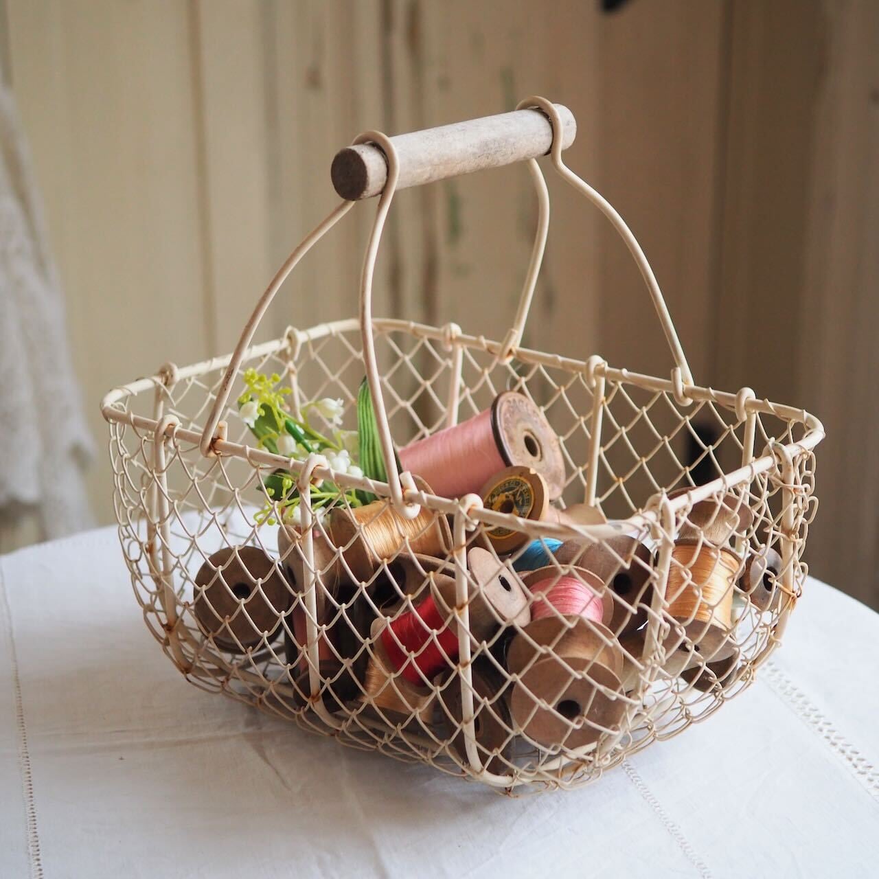 アンティークのアイアンバスケット | ヴィラモンローズ