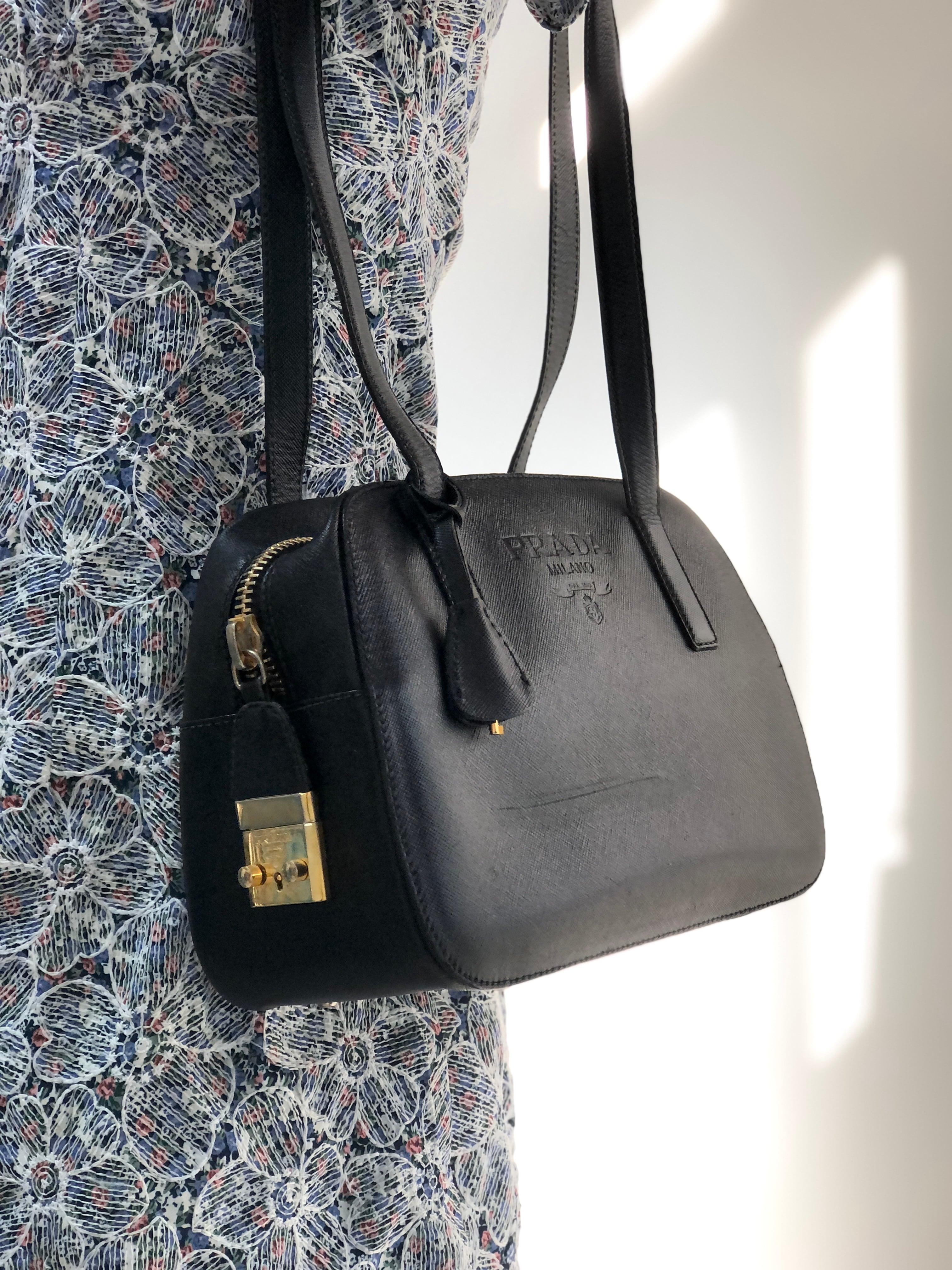 PRADA プラダ ロゴ型押し サフィアーノレザー サイドロック ショルダー