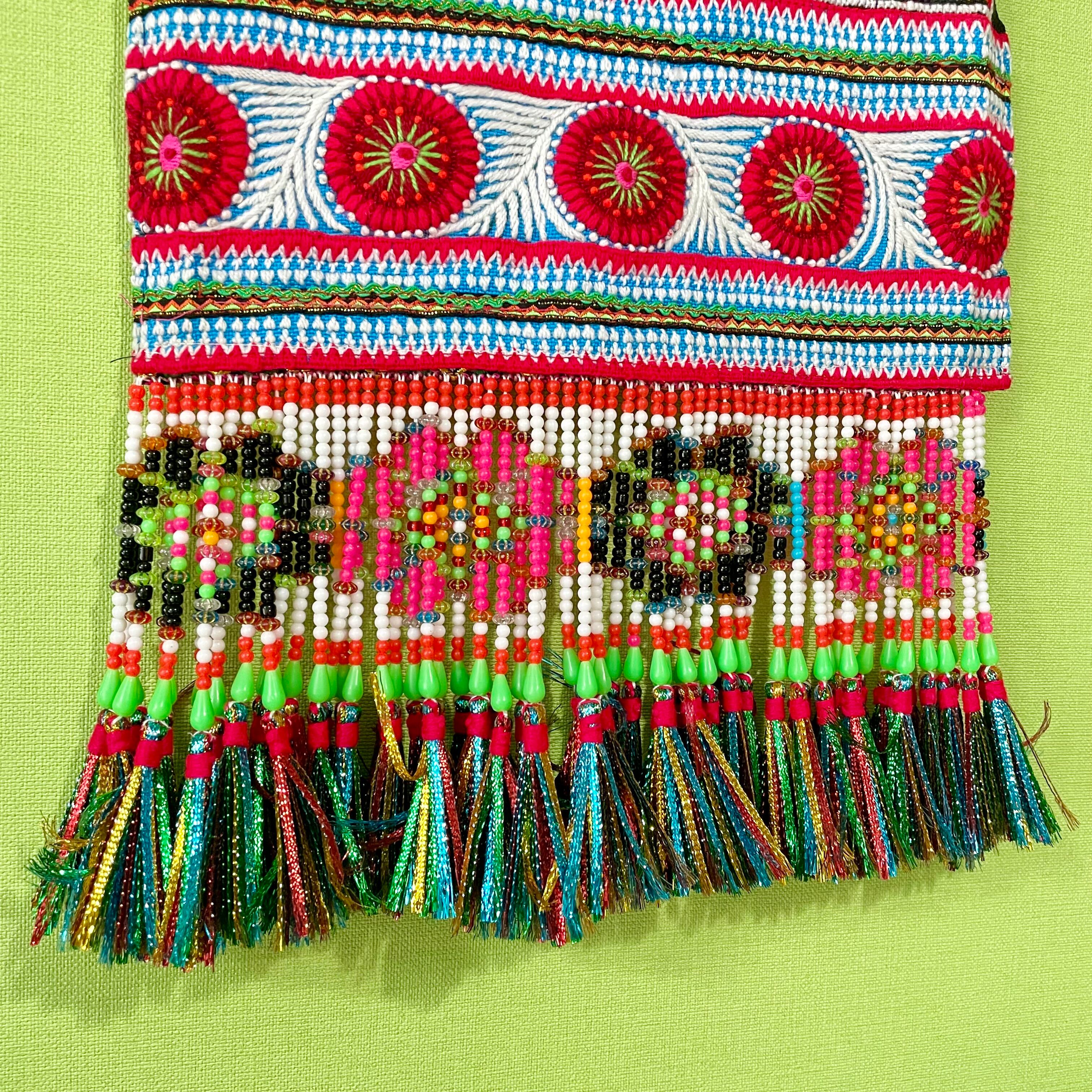 モン族手刺繍タペストリー ブラック | ルンピニー