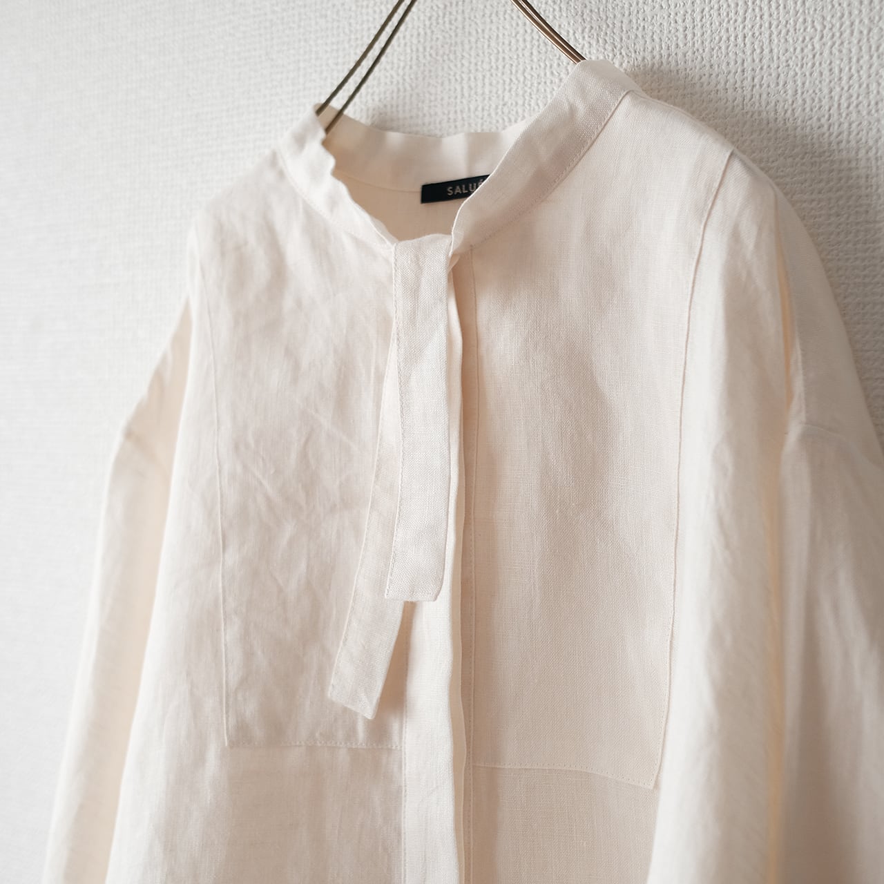 bow collar shirt／light weight linen〈antique white〉 | SALUÉ