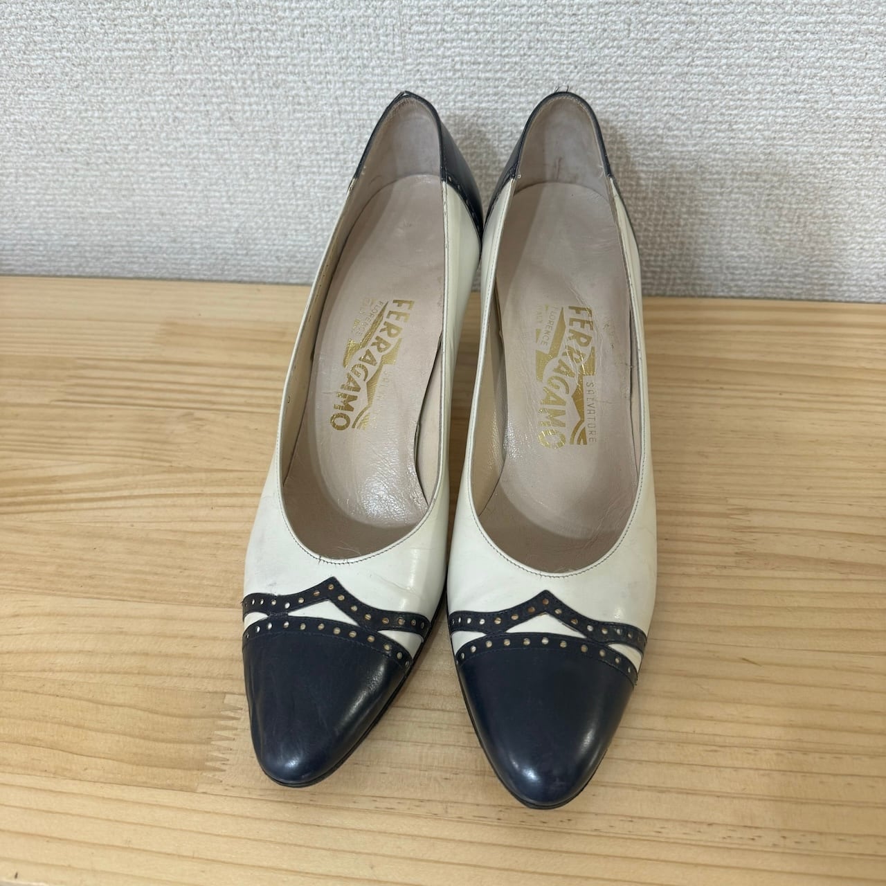 フェラガモ バイカラーパンプス 白×ネイビースムース 8 AAAA 使用感