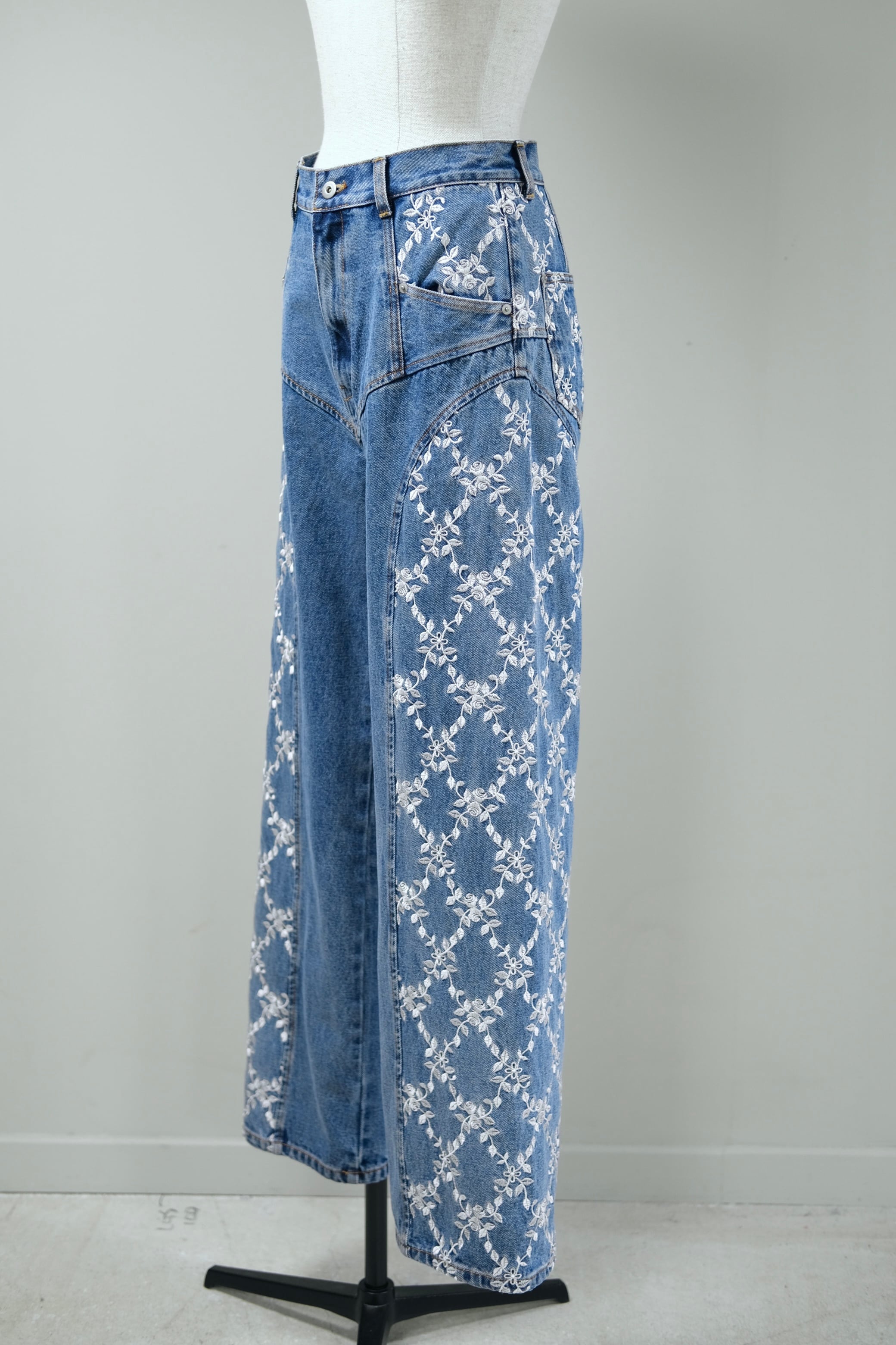 FETICO】FLOWER EMBROIDERED WIDE JEANS - indigo - | loop