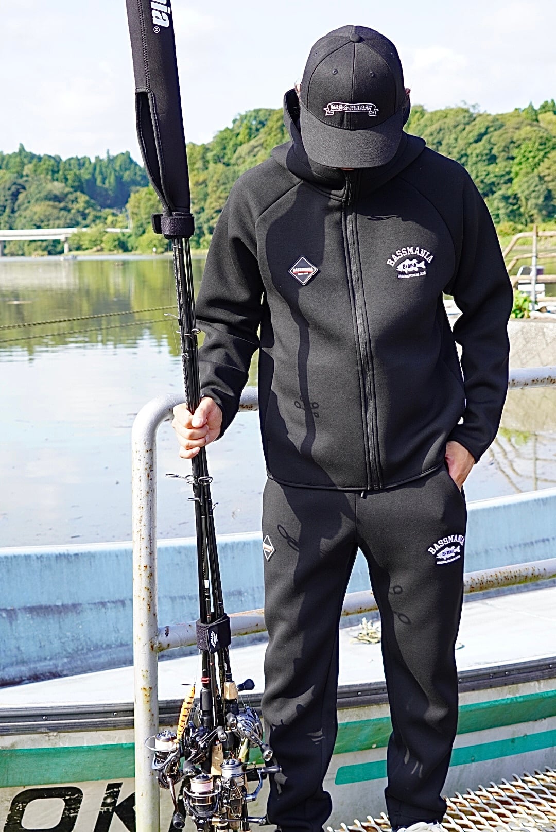 アーチロゴ刺繍ダンボールニットZIPパーカー［BLK］ | bassmania.jp