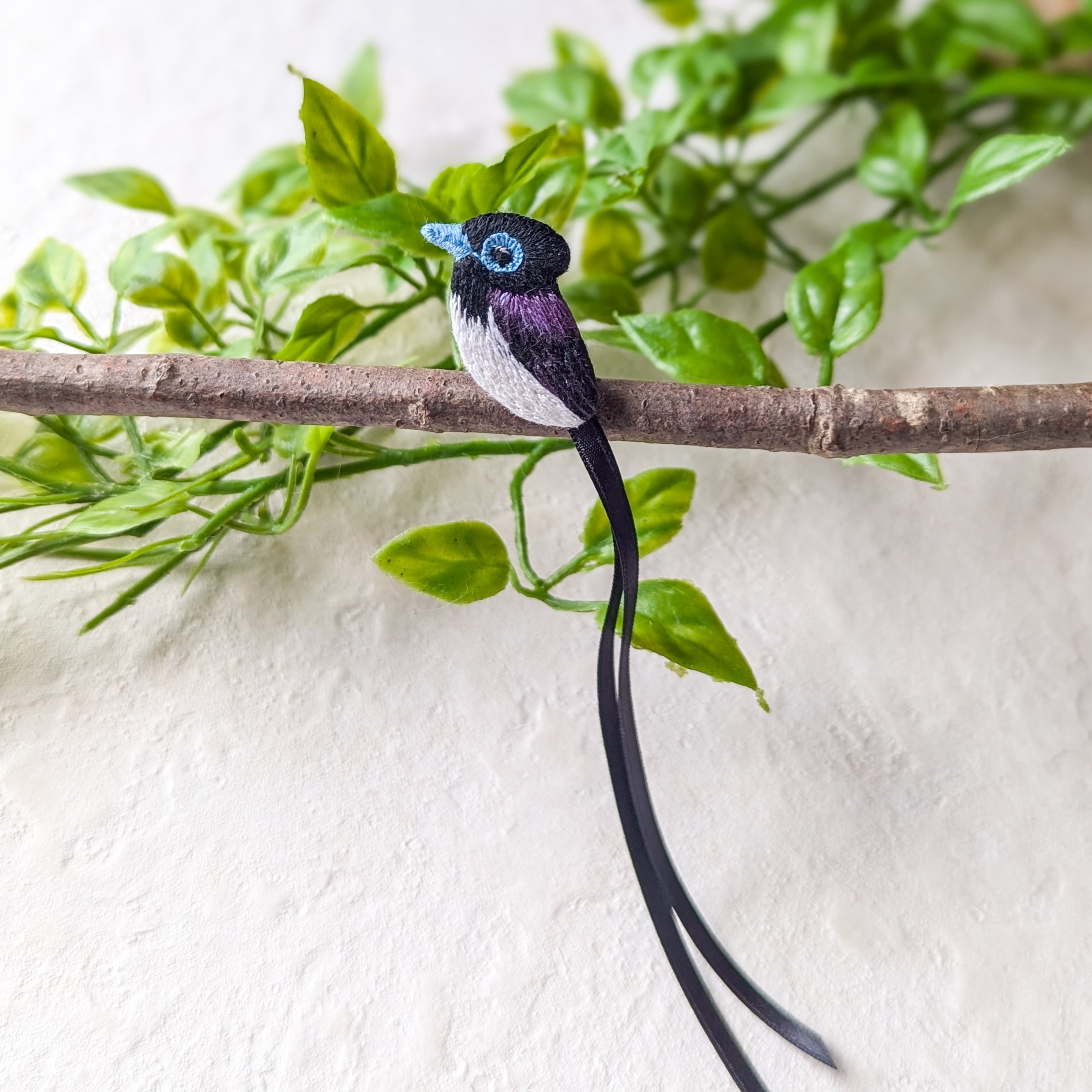 夏季限定】サンコウチョウの刺繍ブローチ | CANCAN