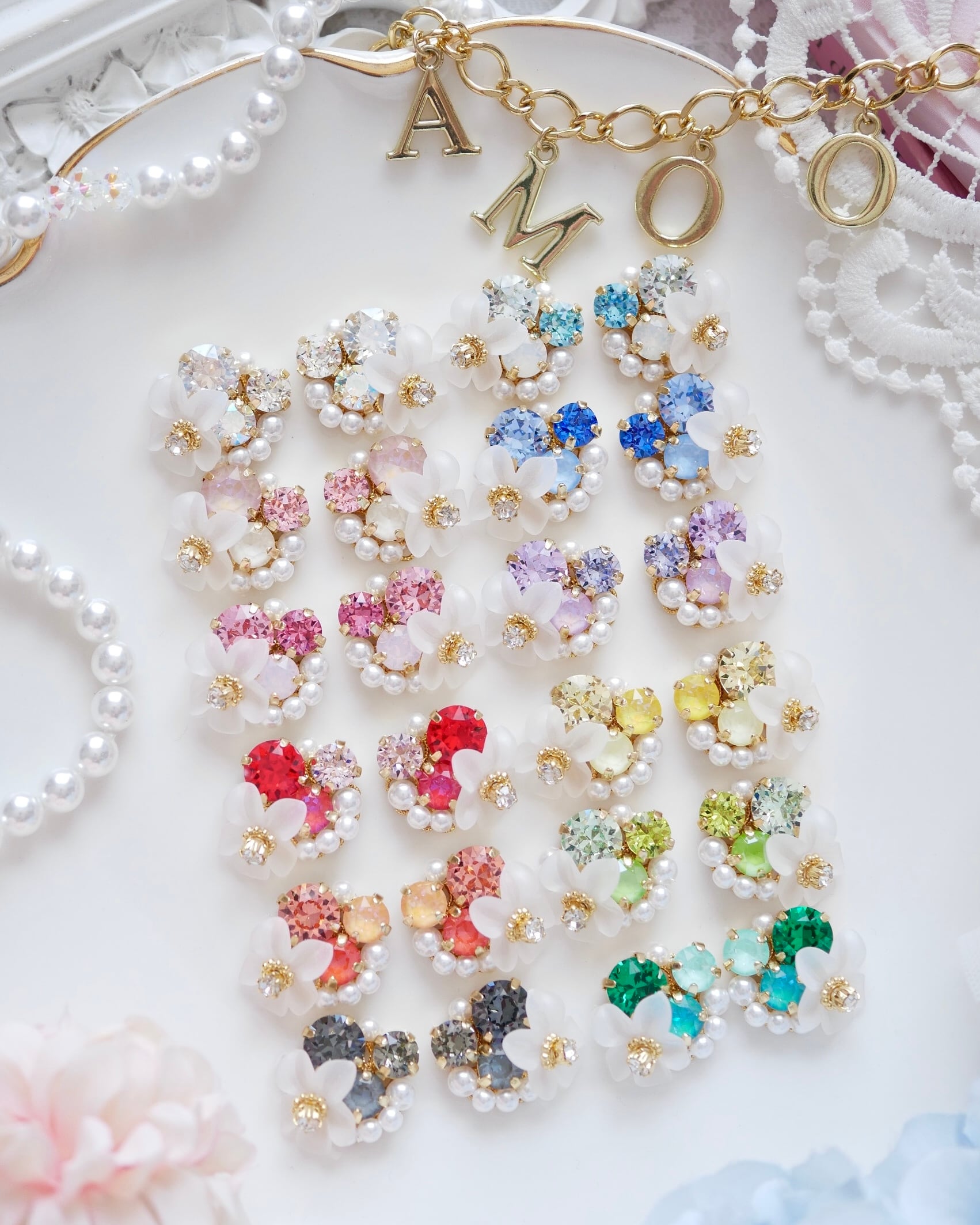 740 bloomワンカラービジューピアス/イヤリング | Amooo