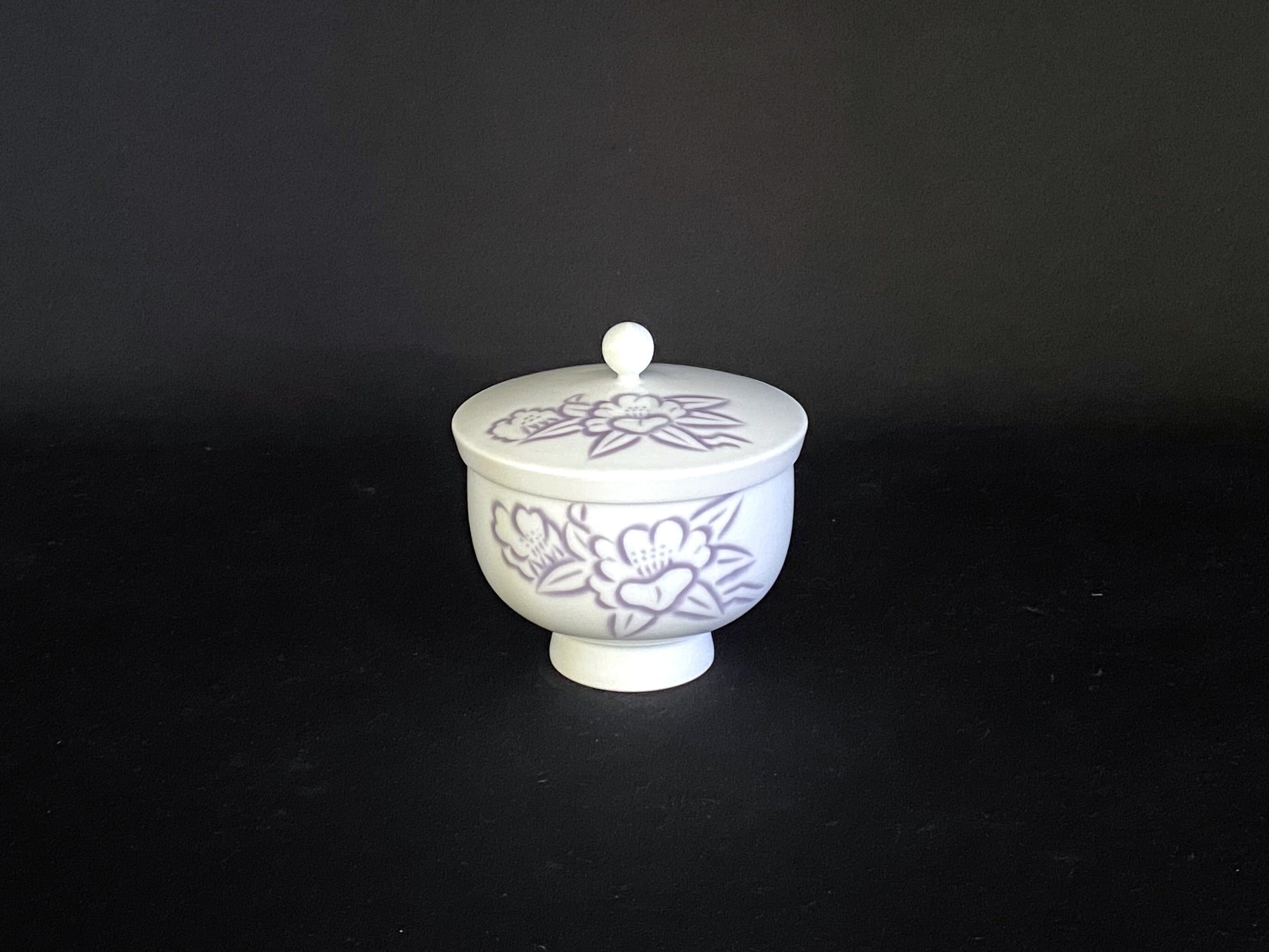 井上萬二作】白磁緑釉椿彫文蓋付汲出碗 | 井上萬二窯 INOUE MANJI KILN