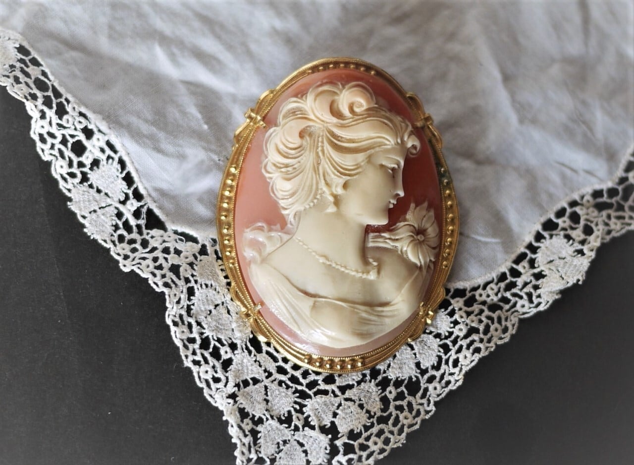 ヴィンテージ カメオブローチ バチカン付き | こりすのパン屋Base店