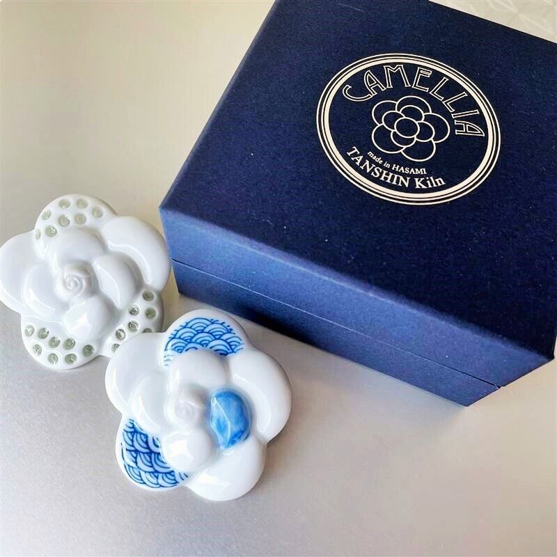 波佐見焼カメリアブローチ 水晶彫 | Rin オンラインショップ